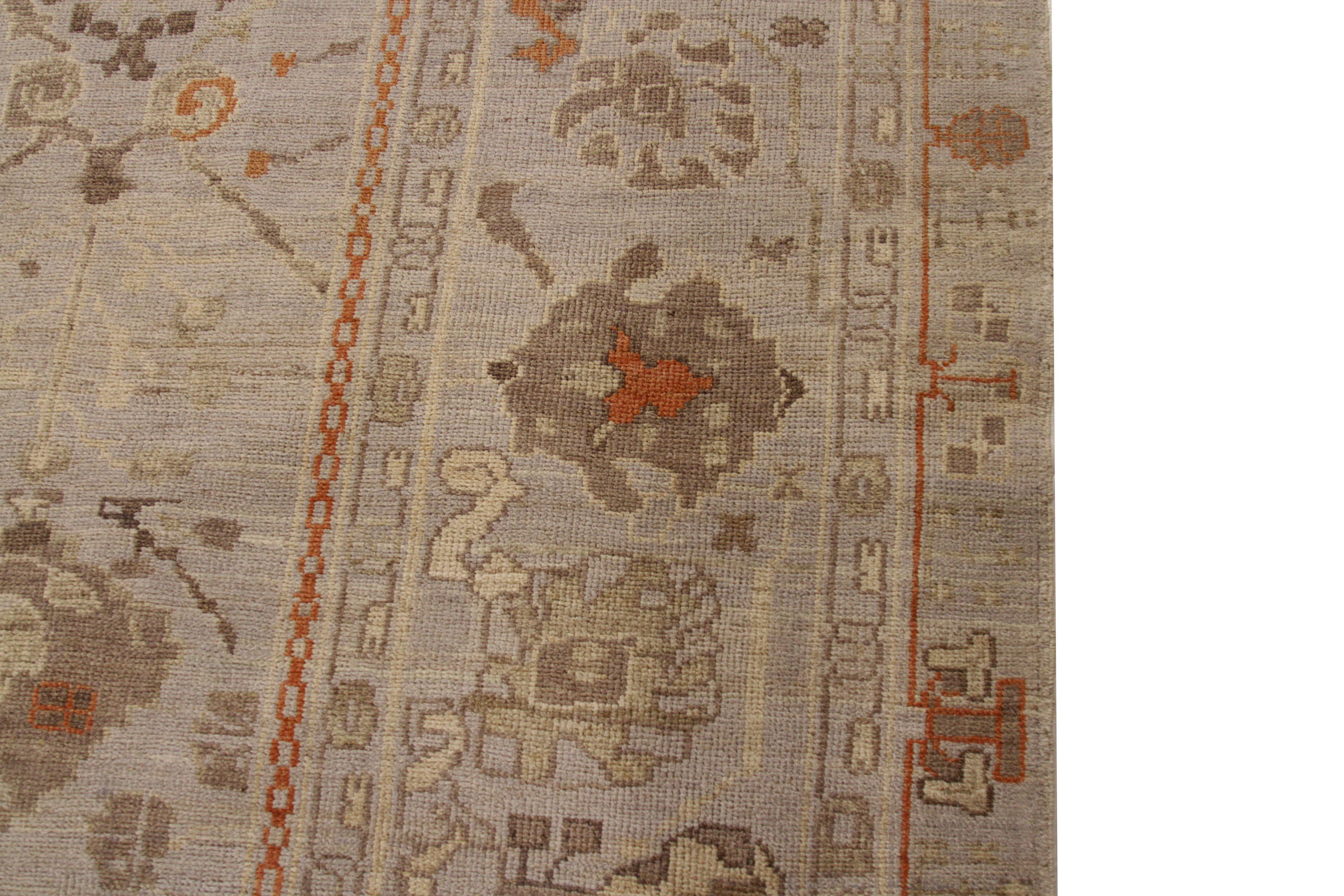 Zeitgenössischer Perserteppich im Oushak-Design mit beige und rostfarbenen Blumendetails (20. Jahrhundert) im Angebot