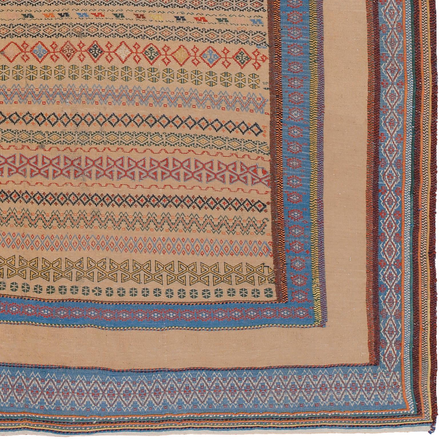 Zeitgenössischer persischer Sofreh-Kilim. Persien, ca. 2002.
Handgewebt.