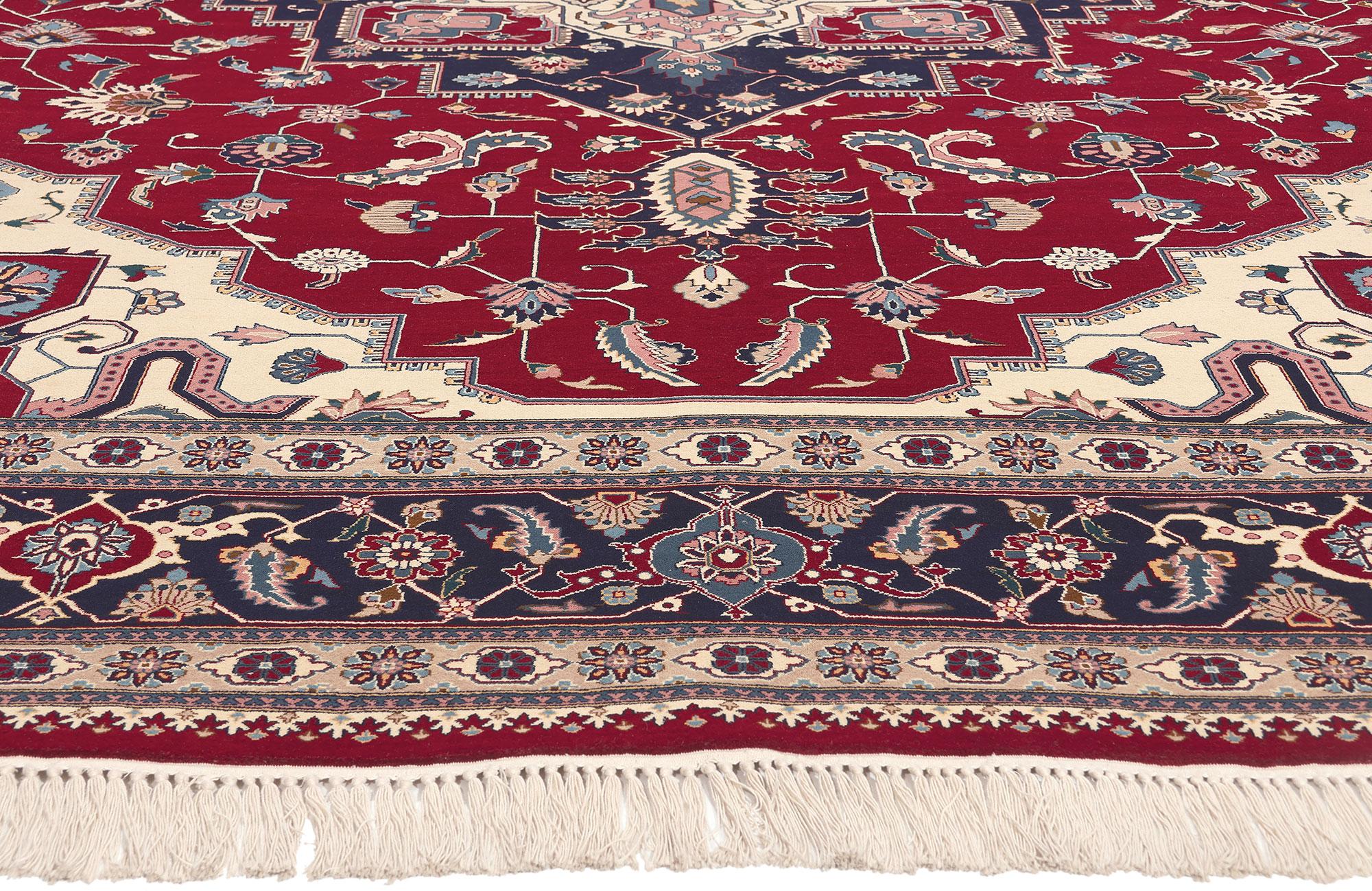 Vintage Pakistani Serapi Rug, Stately Elegance Meets Timeless Appeal In Good Condition For Sale In Dallas, TX