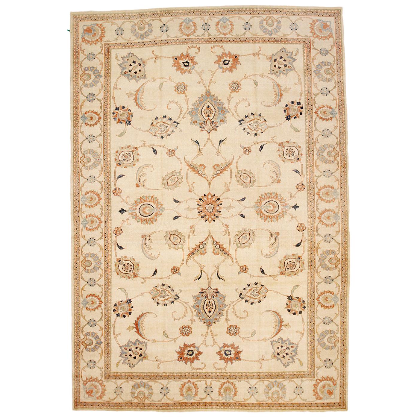 Tapis persan contemporain Sultanabad avec motifs floraux bruns et gris en vente