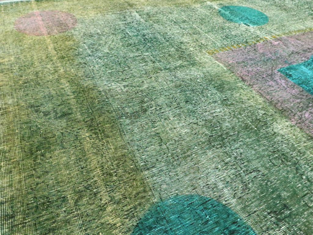 Tappeto persiano contemporaneo Tabriz, invecchiato e sovratinto, per una stanza di dimensioni ridotte In condizioni buone in vendita a New York, NY