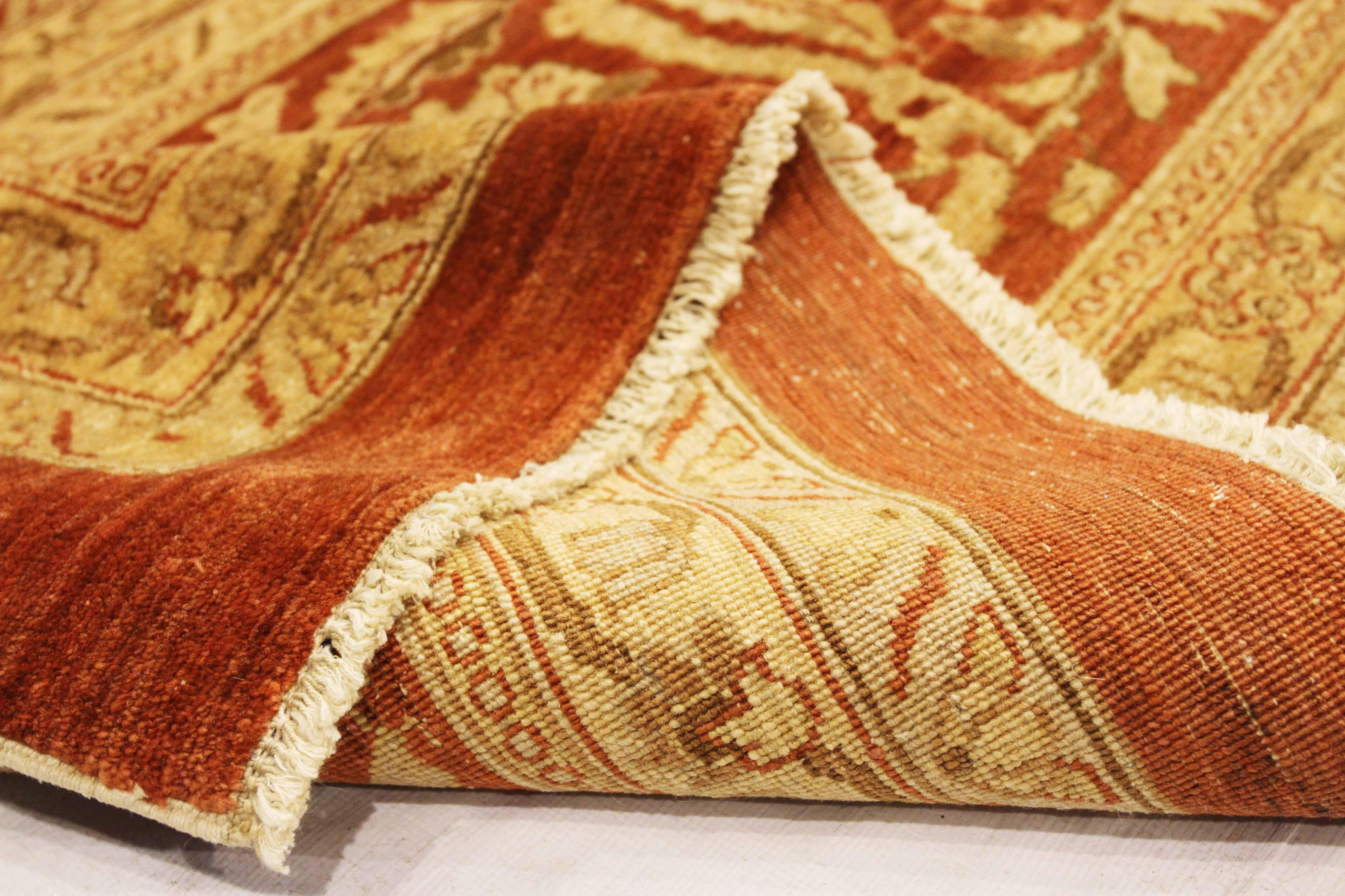Persiano Tappeto persiano contemporaneo Tabriz con motivi floreali beige e avorio su campo rosso in vendita