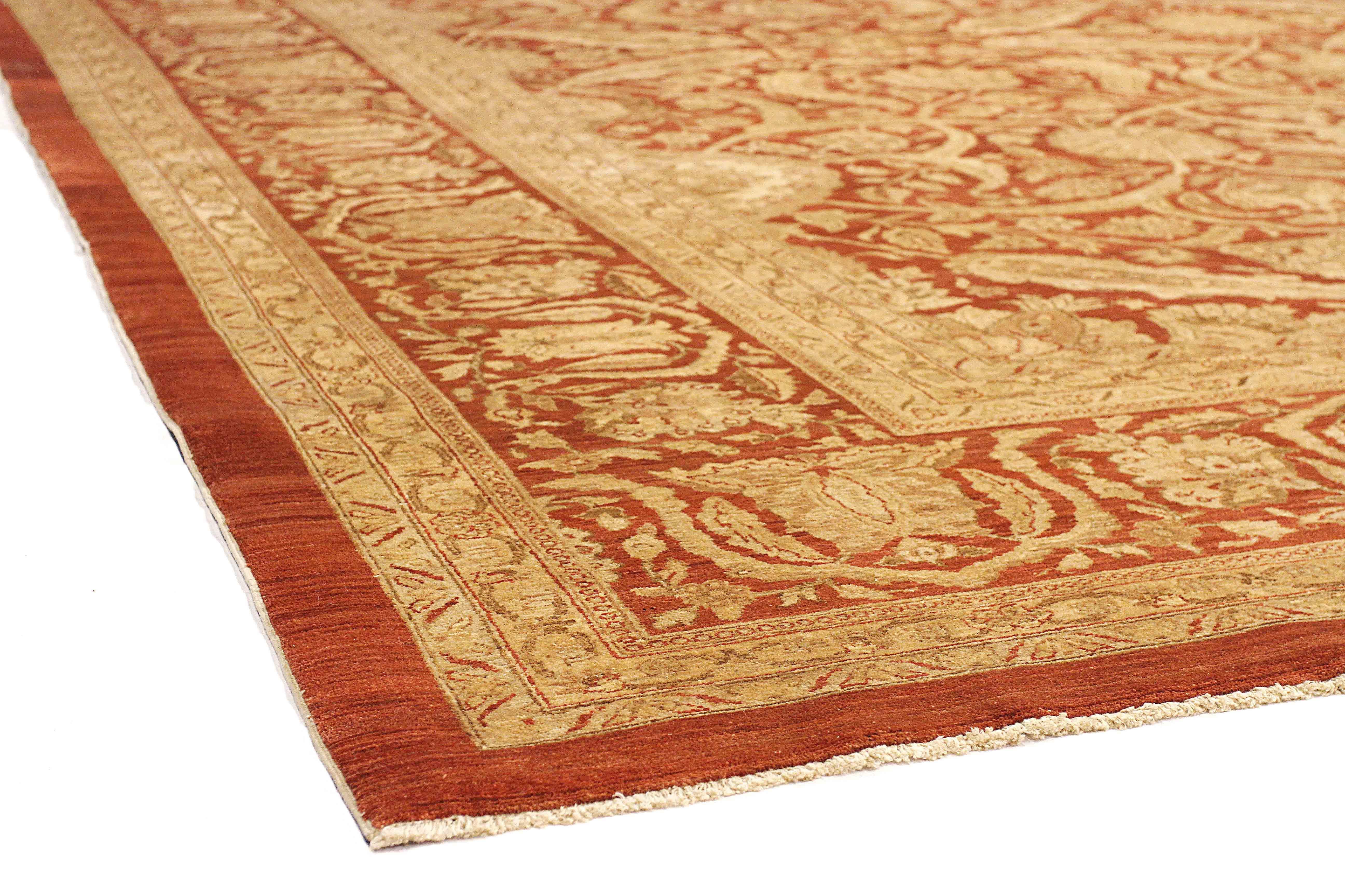 Tessuto a mano Tappeto persiano contemporaneo Tabriz con motivi floreali beige e avorio su campo rosso in vendita