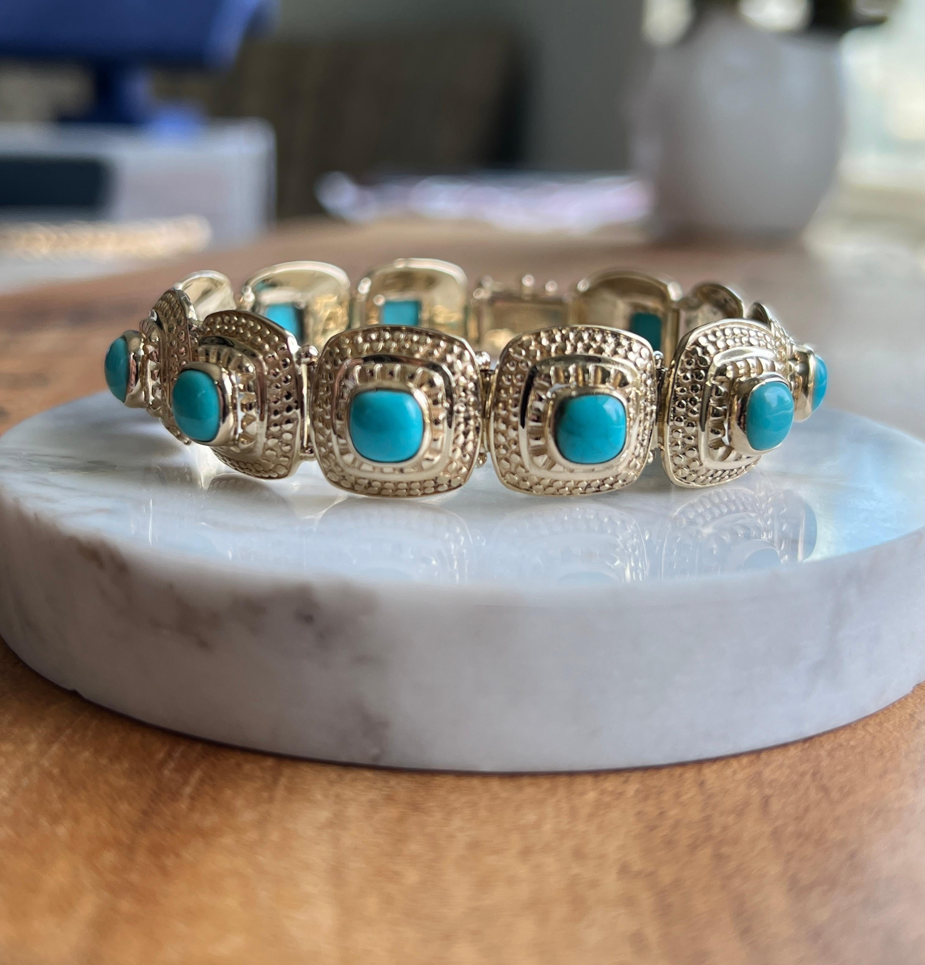 Ce remarquable bracelet en or jaune 14 carats des années 1980 met en valeur onze turquoises persanes cabochon de forme coussin, chacune mesurant 6 x 6 mm. Réputée pour sa teinte bleu ciel intense et ses veines minimes, la turquoise persane est