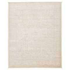 Tapis contemporain en laine de style Oushak, dans des tons ivoire discret, sable et bleu ardoise clair