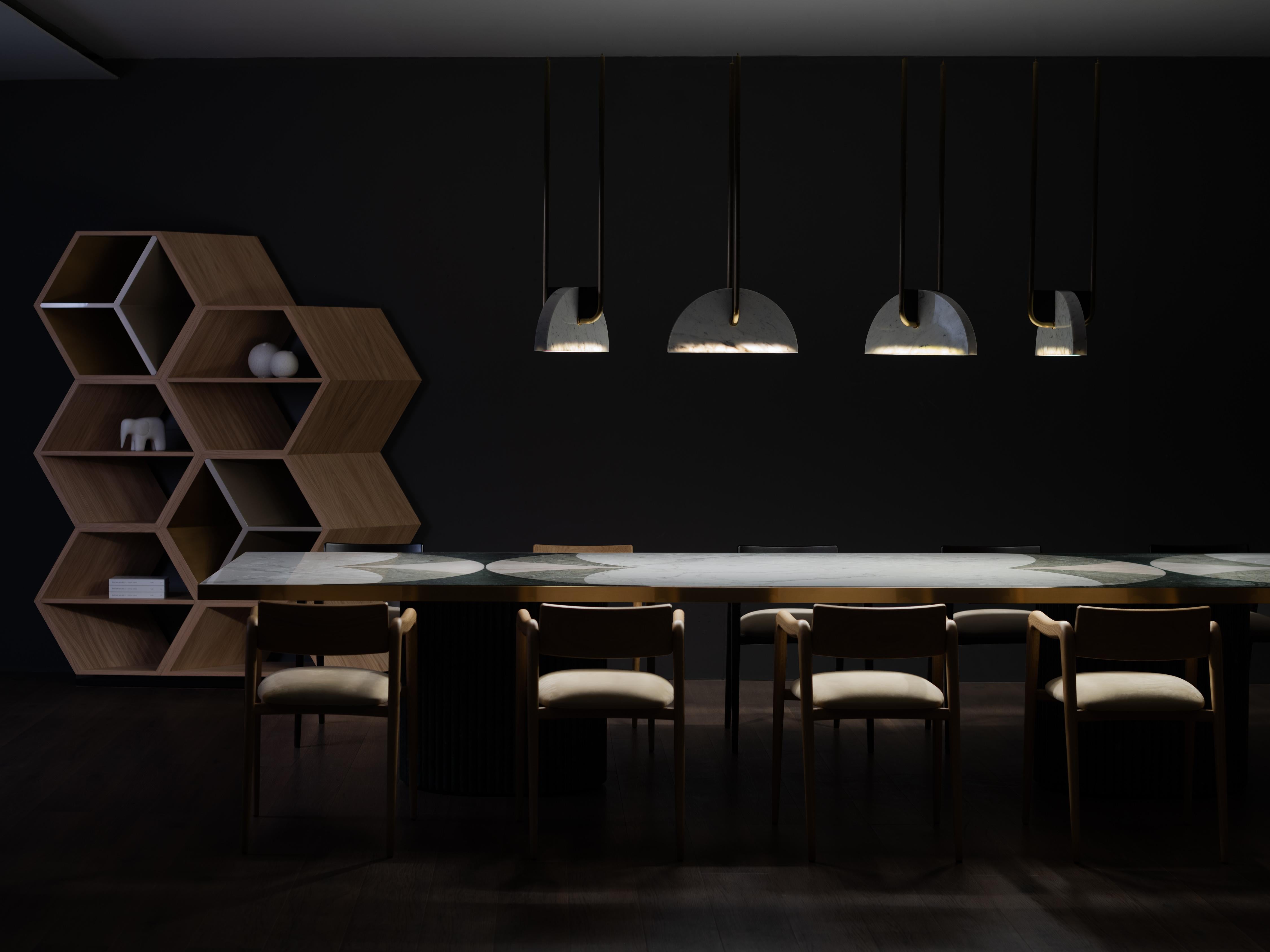 XXI secolo e contemporaneo Lampada a sospensione Pessoa Contemporary, marmo, ottone, fatta a mano in Portogallo da Greenapple in vendita