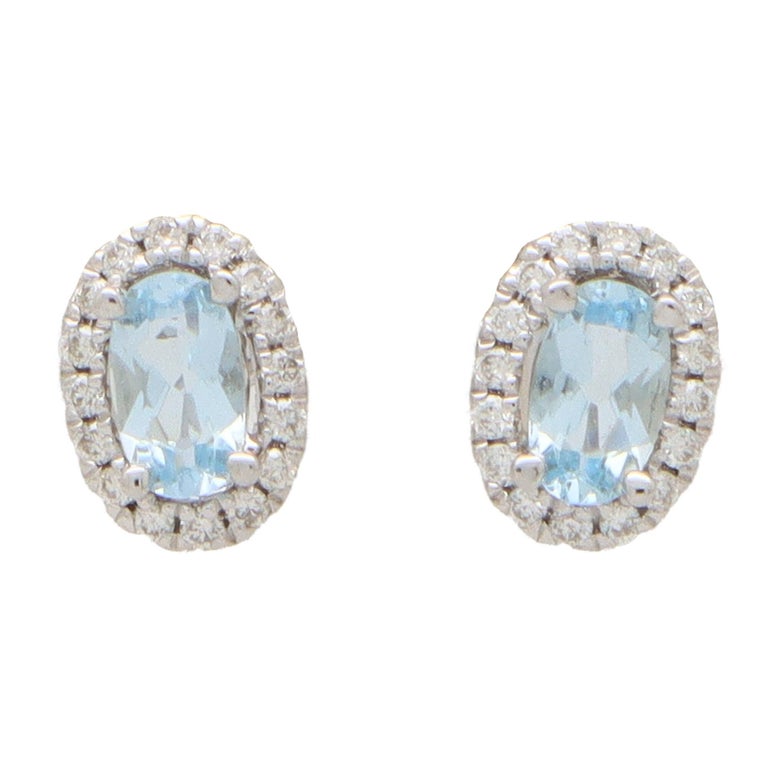 Boucles d'oreilles contemporaines en or blanc 18 carats avec aigue-marine et  diamants en forme de halo En vente sur 1stDibs