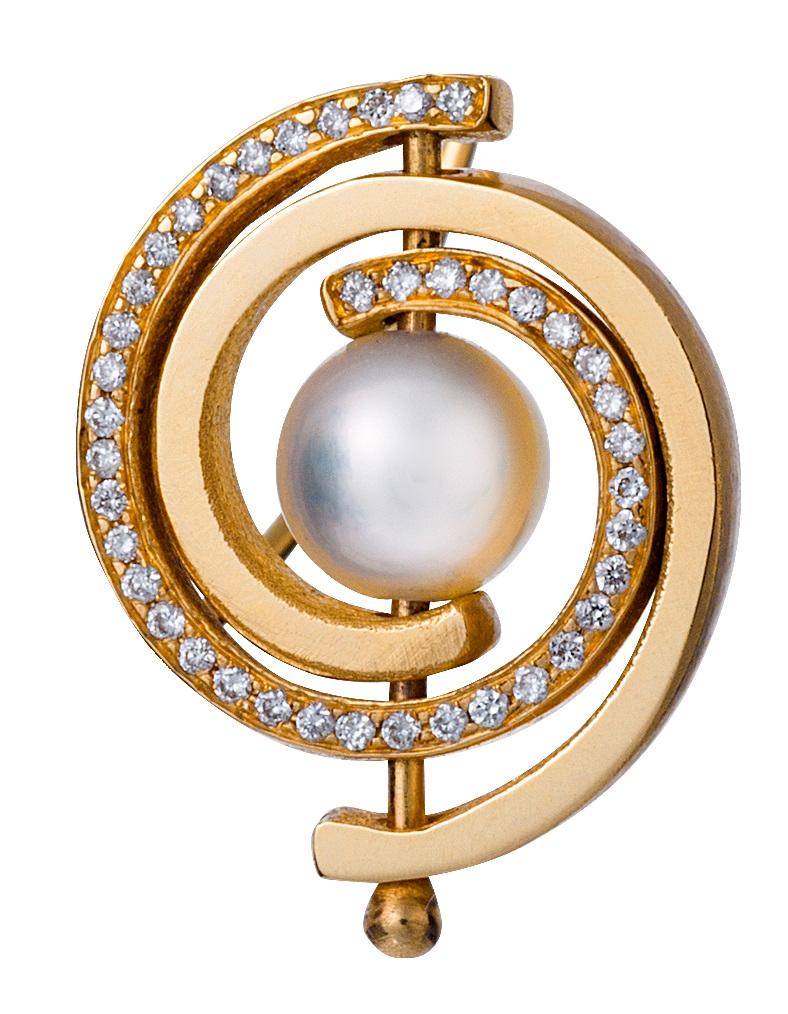 The Petite Spiral Dangle Earrings in 14k gold with Akoya pearls and diamonds are contemporary classics. These are not your typical 