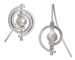 Boucles d'oreilles contemporaines en argent avec petites perles en pampille