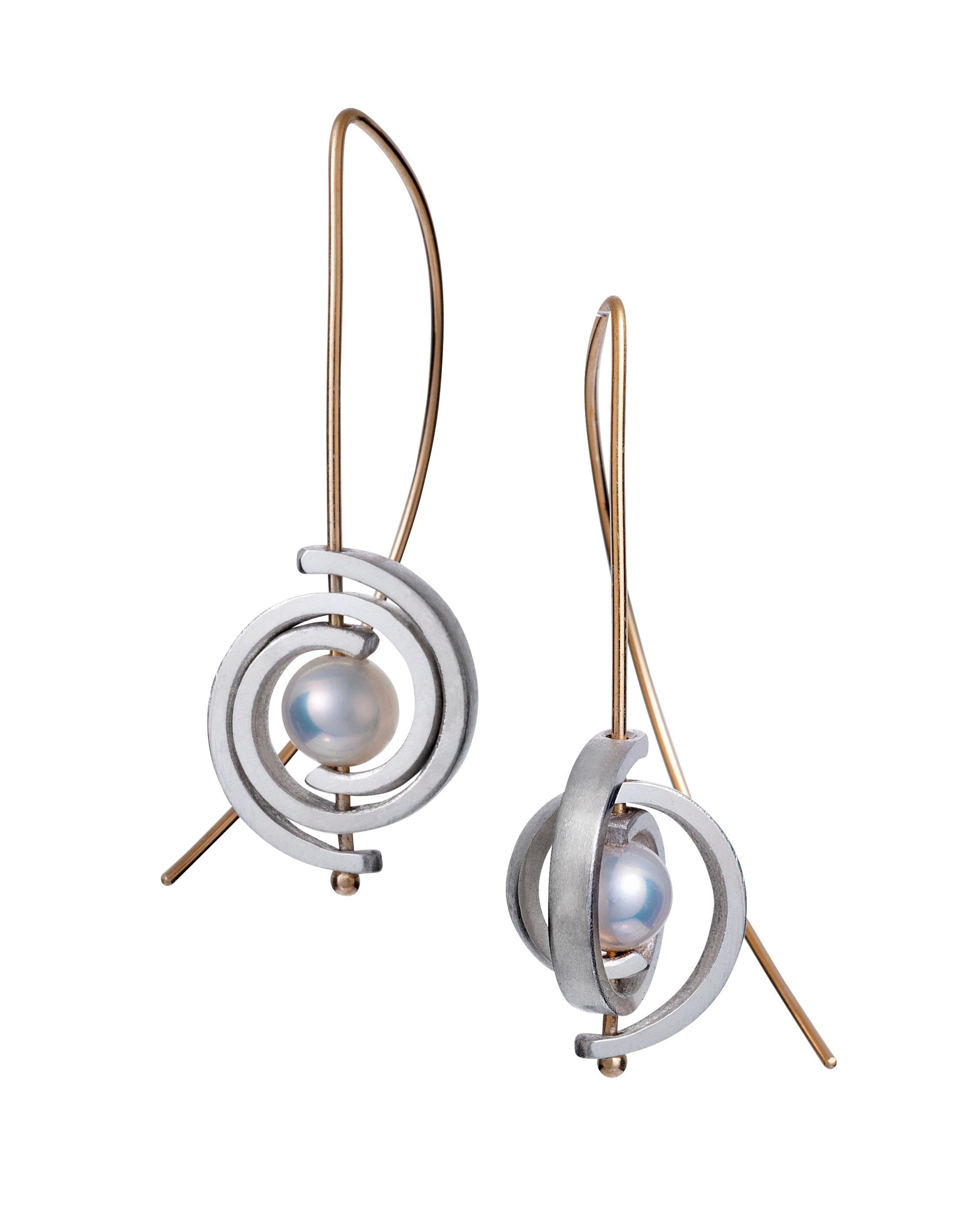 Contemporain Petites boucles d'oreilles contemporaines en argent sterling avec perles pendantes en vente