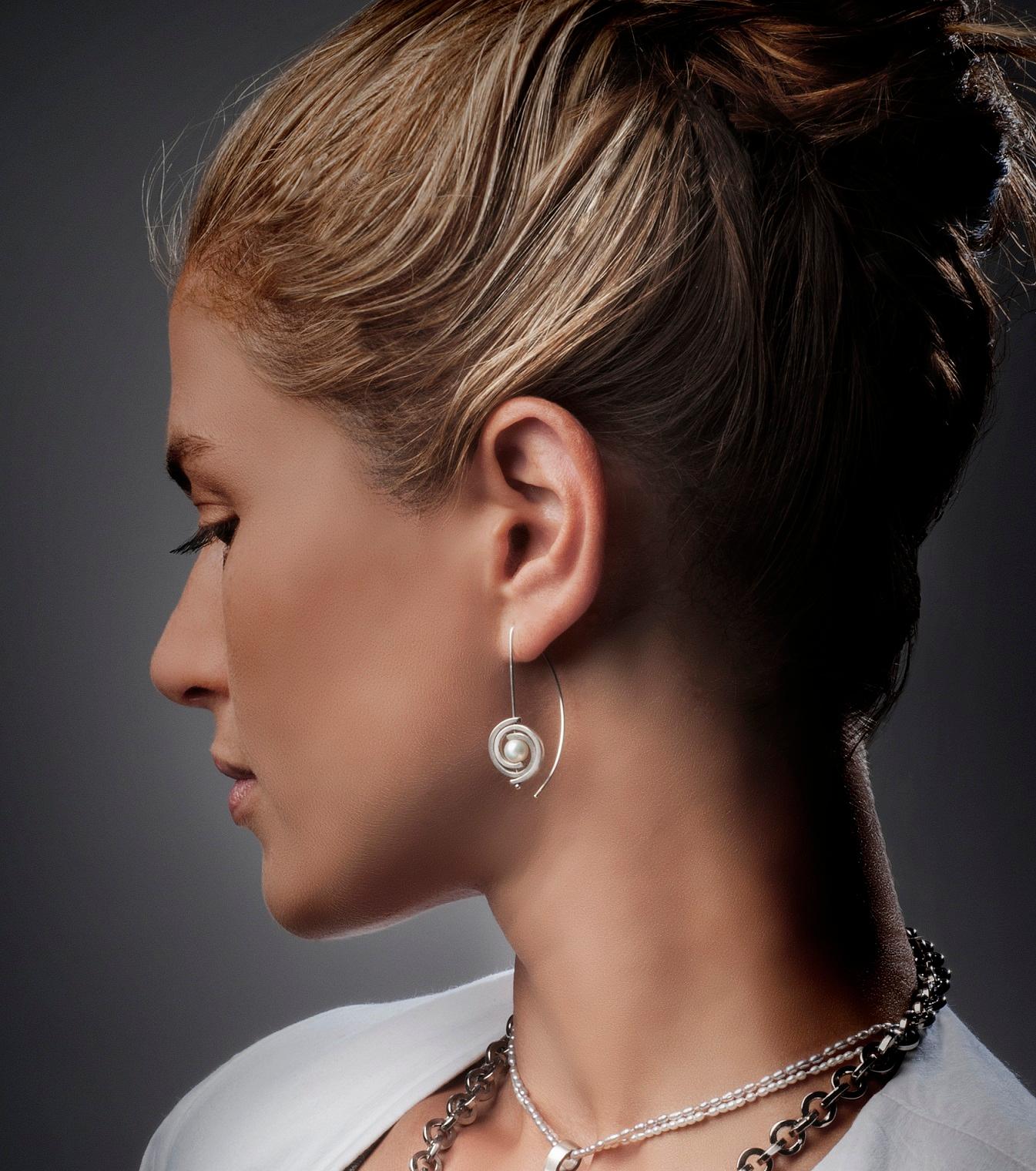 Boucles d'oreilles contemporaines en argent avec petites perles en pampille Pour femmes en vente