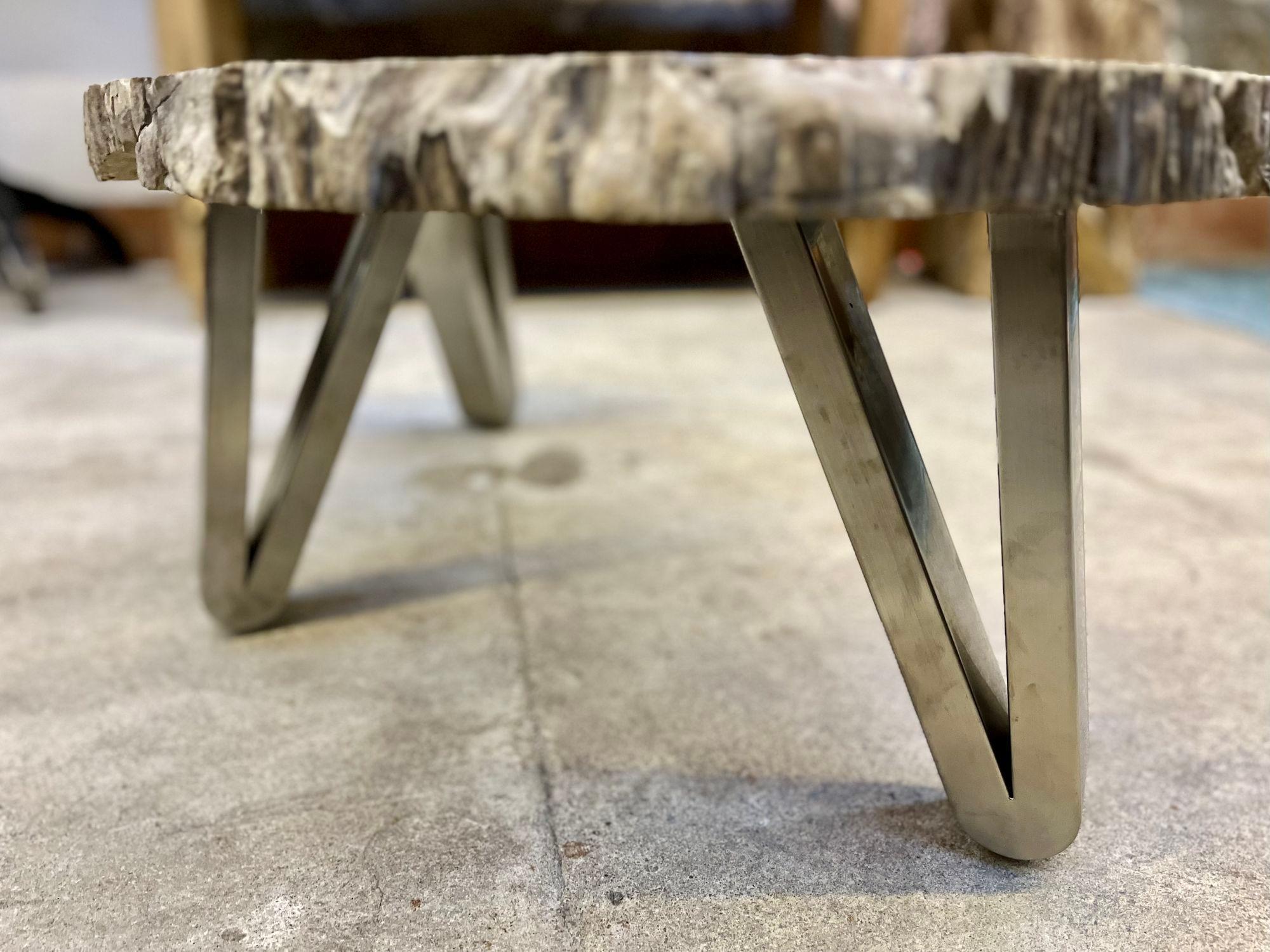 Table basse contemporaine en bois pétrifié avec pieds en acier inoxydable, 2023 en vente 2