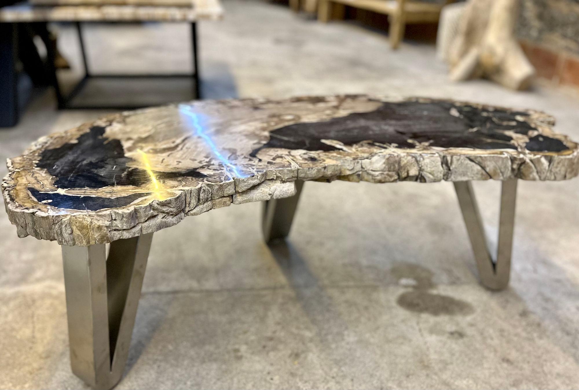 Table basse contemporaine en bois pétrifié avec pieds en acier inoxydable, 2023 en vente 4