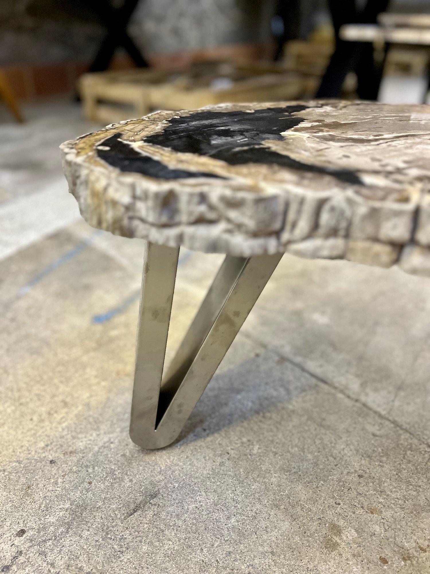 Poli Table basse contemporaine en bois pétrifié avec pieds en acier inoxydable, 2023 en vente