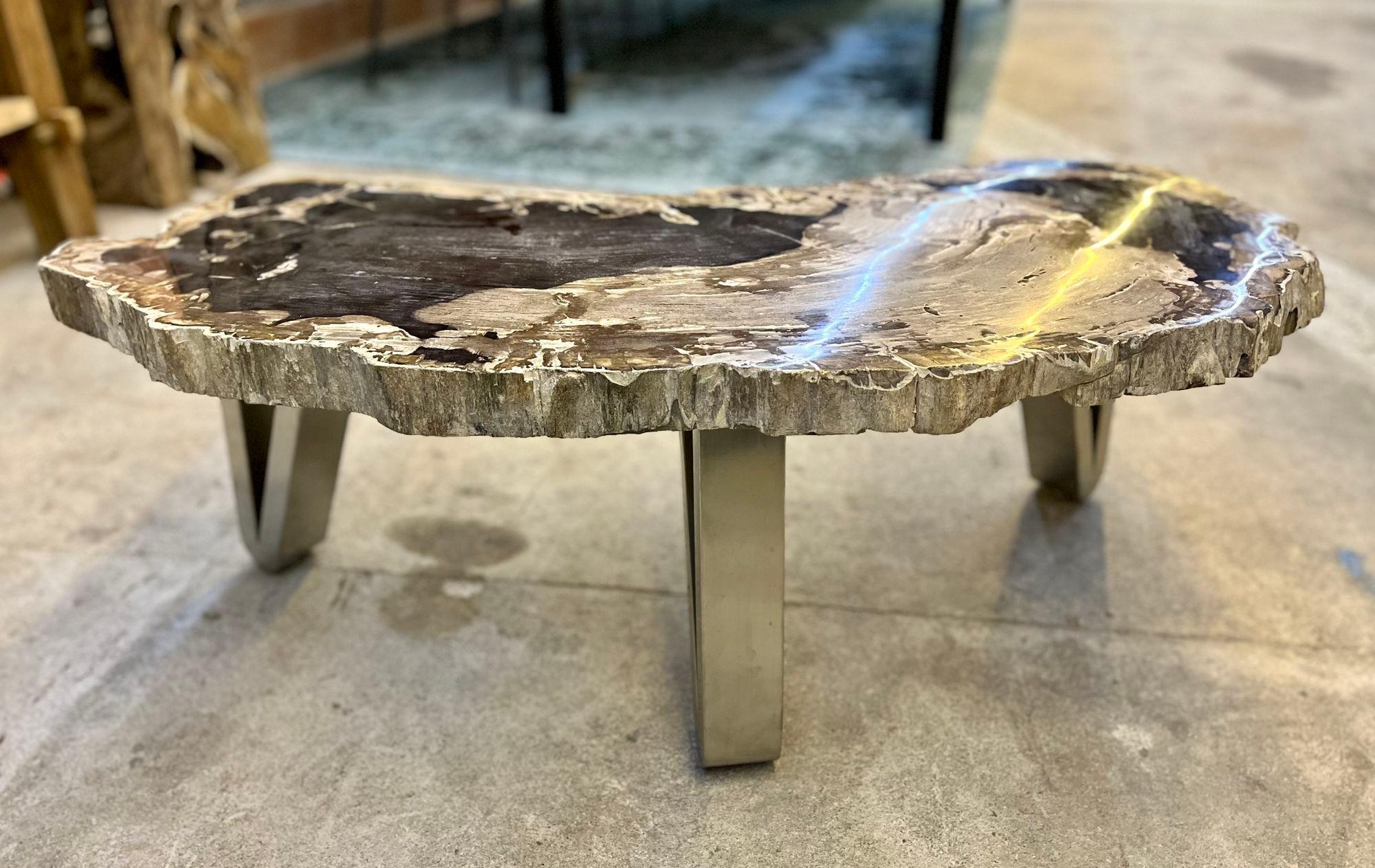 XXIe siècle et contemporain Table basse contemporaine en bois pétrifié avec pieds en acier inoxydable, 2023 en vente