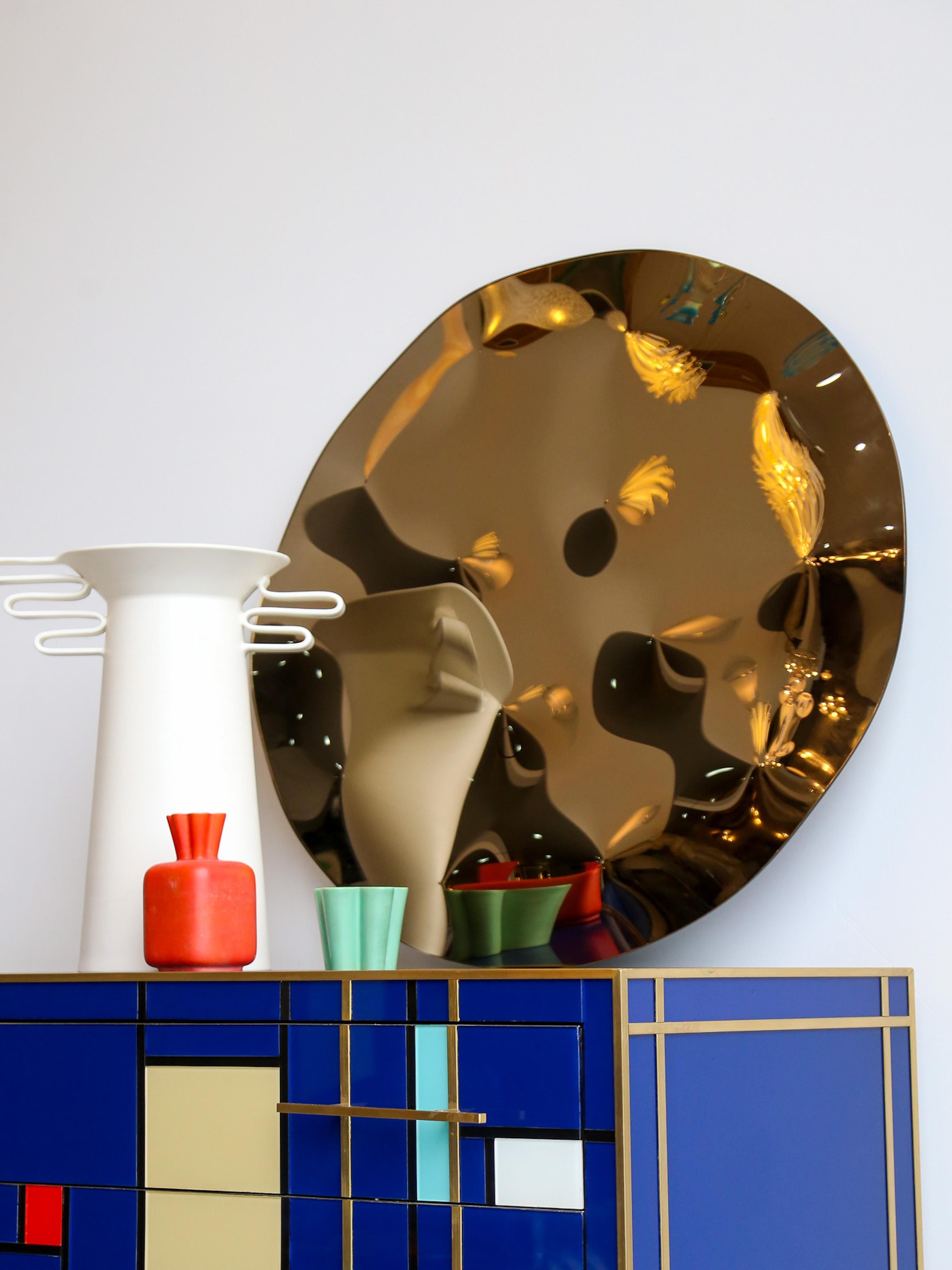 XXI secolo e contemporaneo Specchio contemporaneo Phantasia a piastra singola con vetro curvo in bronzo di Esa Design in vendita