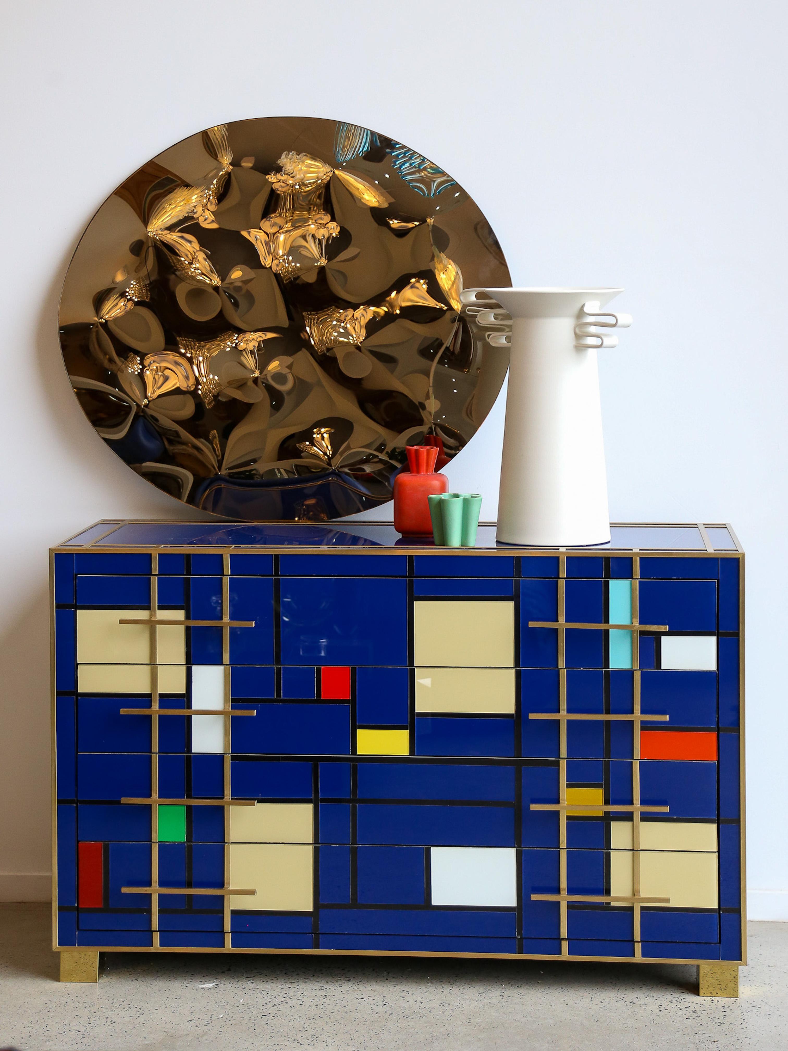 Vetro Specchio contemporaneo Phantasia a piastra singola con vetro curvo in bronzo di Esa Design in vendita