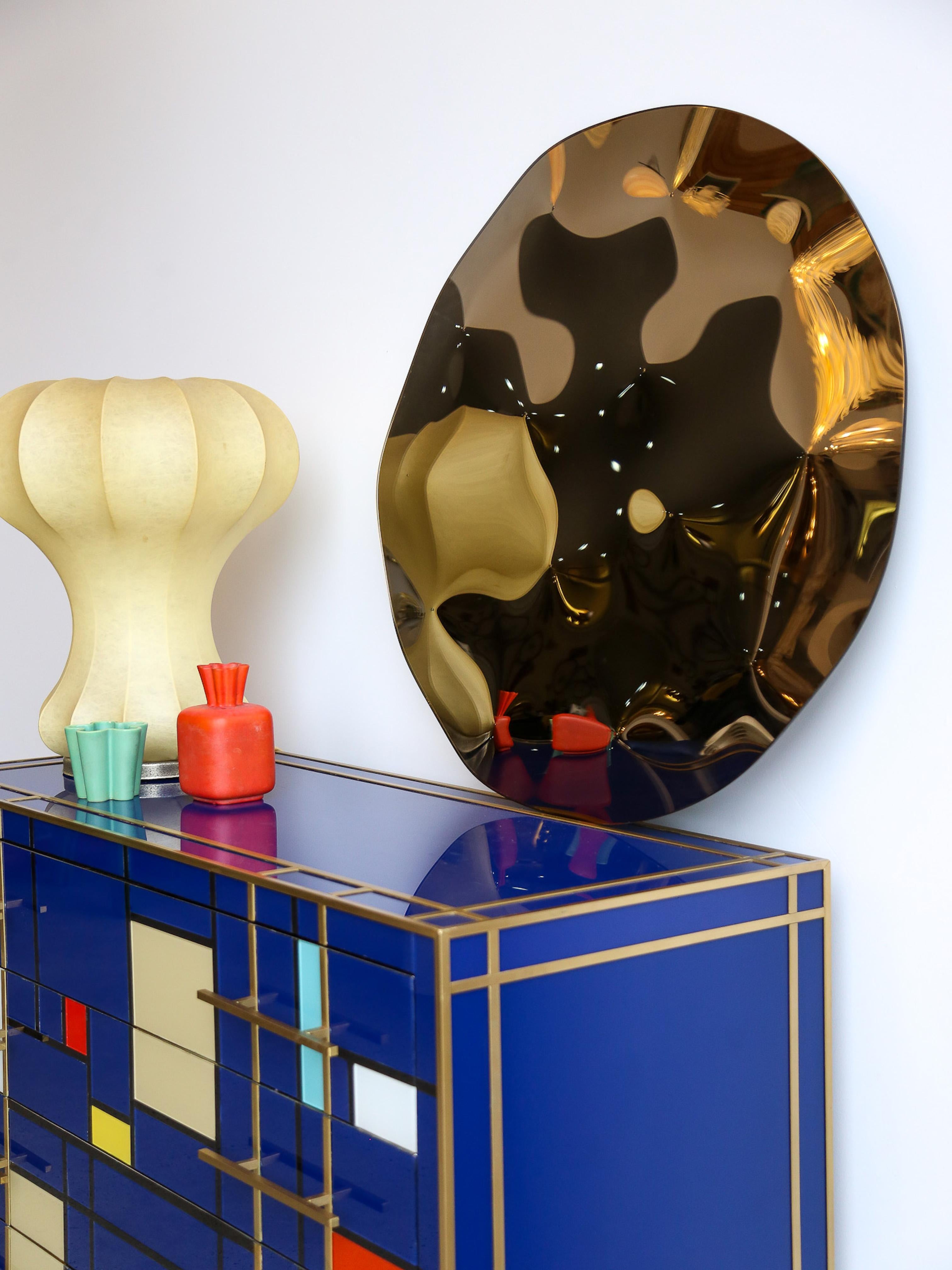 Specchio contemporaneo Phantasia a piastra singola con vetro curvo in bronzo di Esa Design in vendita 2