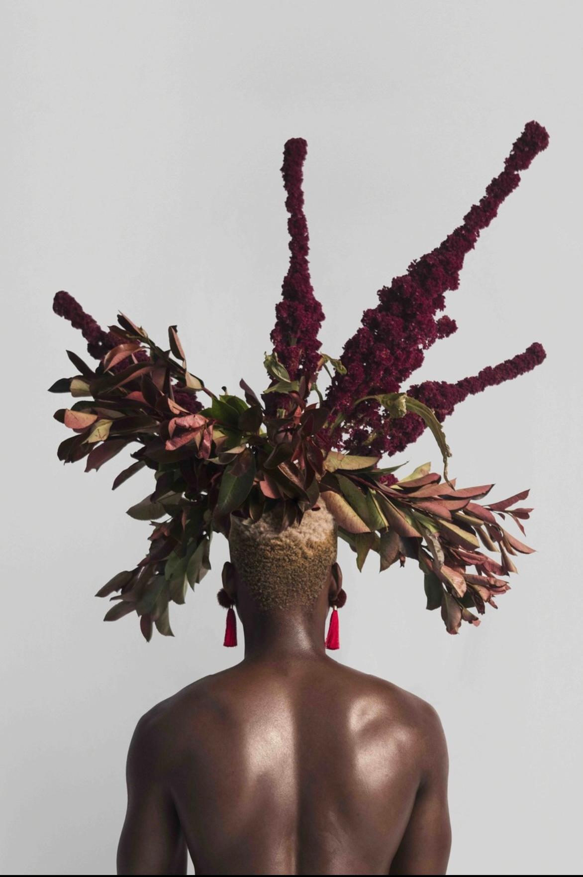 Lakin Ogunbanwo (né en 1987 à Lago, Nigeria) est un photographe nigérian réputé pour ses portraits évocateurs qui mêlent photographie de mode et portrait classique. Son travail se caractérise par des couleurs vibrantes, des compositions audacieuses