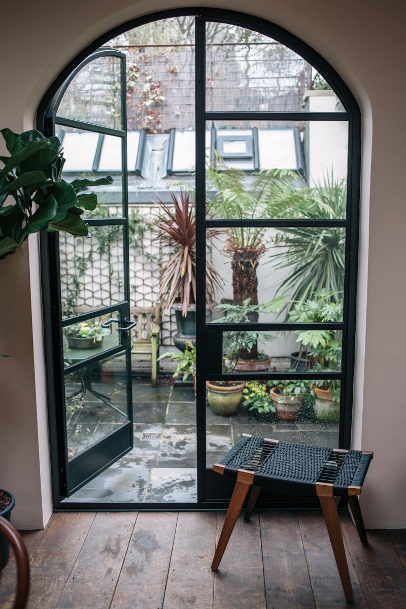 Notre gamme de tabourets pi emblématiques s'inspire de l'idiome moderniste du XXe siècle, du The Scandinavian Modern Design, du mobilier danois et de l'esthétique japonaise. Il est également influencé par le mouvement de l'artisanat moderne.
 
Des