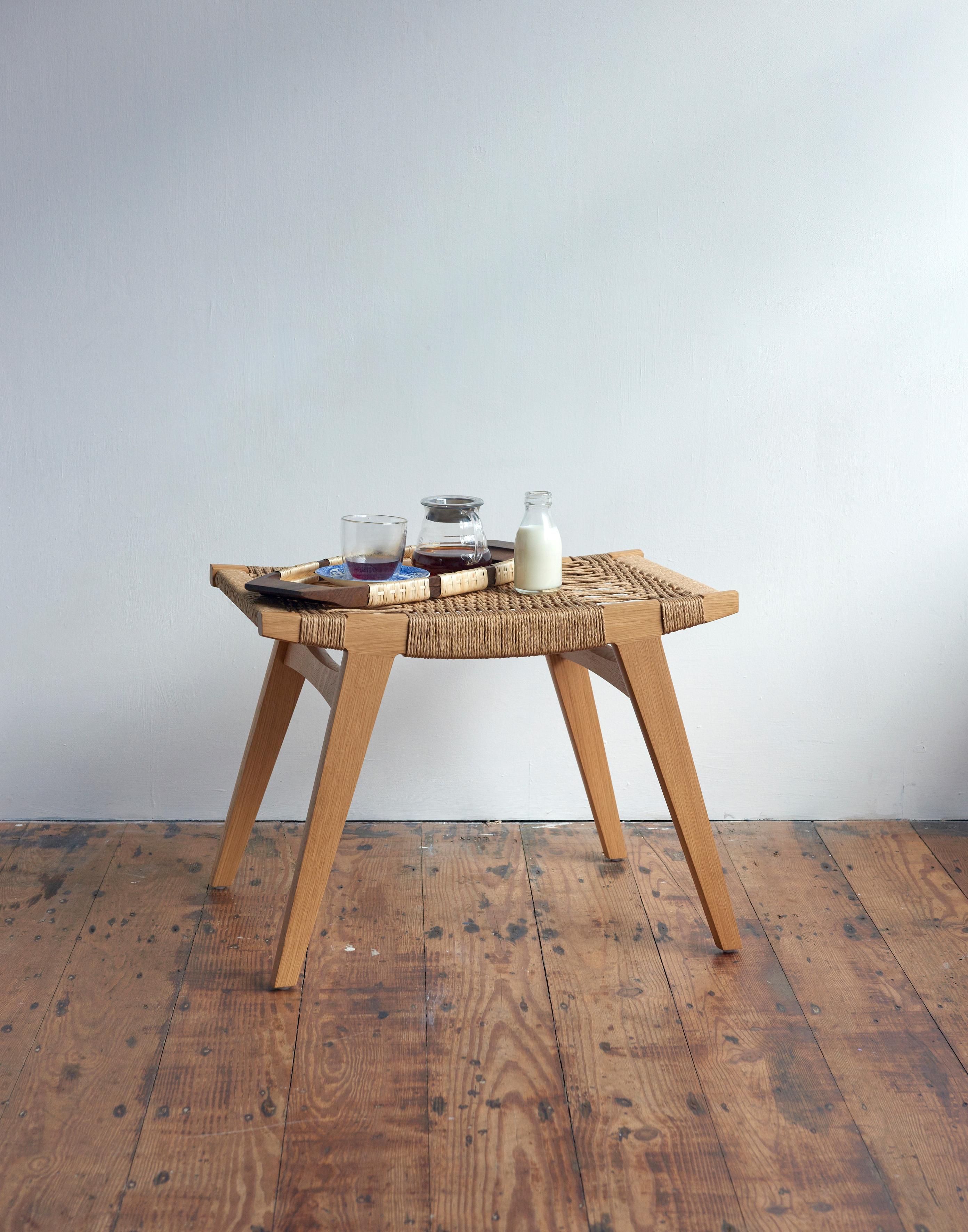 Britannique Tabouret contemporain en forme de Pi, cadre en chêne ébénisé, assise fendue en peau de saule en vente