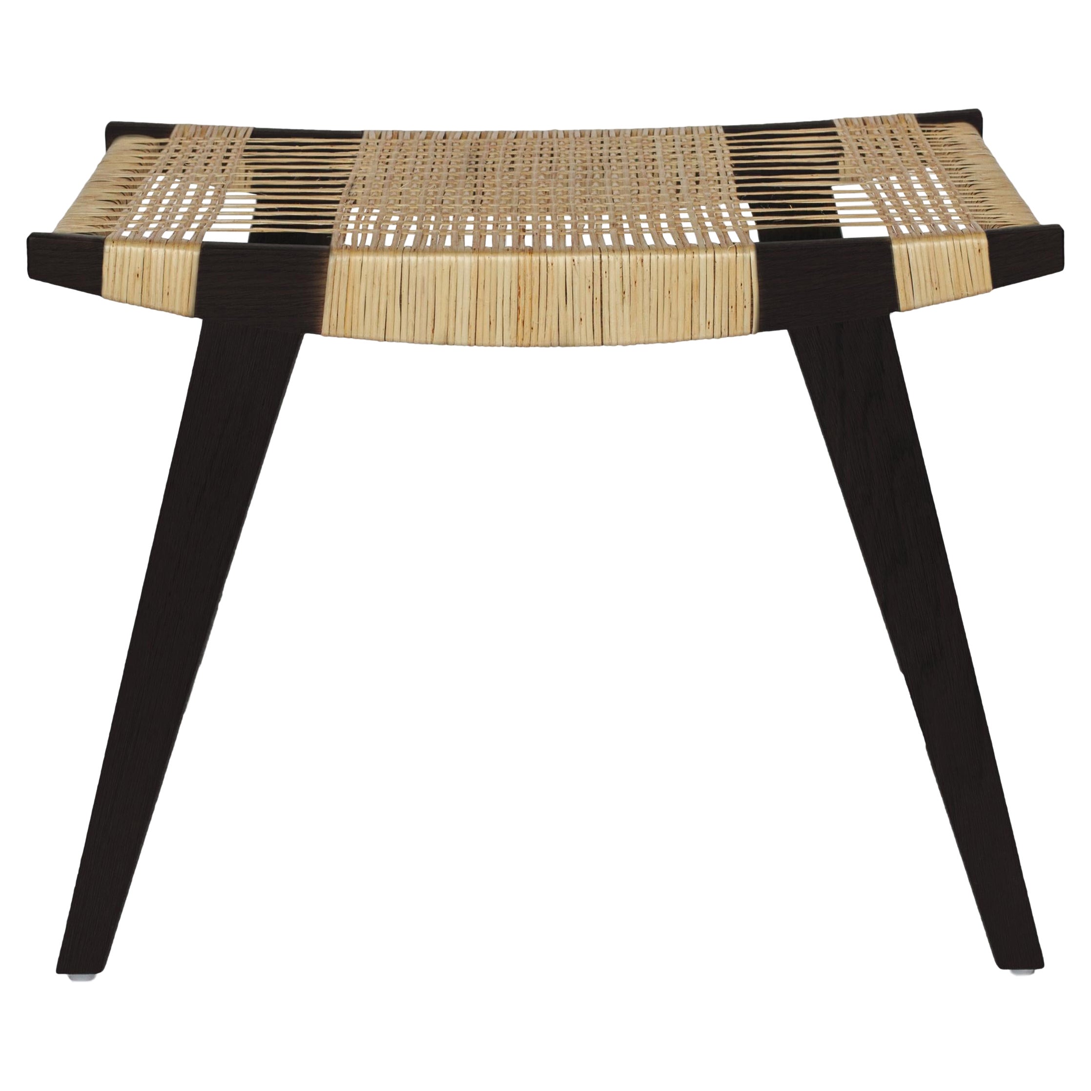 Sgabello contemporaneo Pi, struttura in Oak ebanizzato, seduta in matassa di salice spaccato