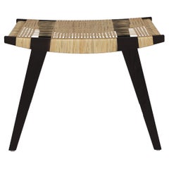 Taburete Pi Contemporáneo, Estructura de Roble Ebonizado, Asiento de Madeja de Sauce Partida