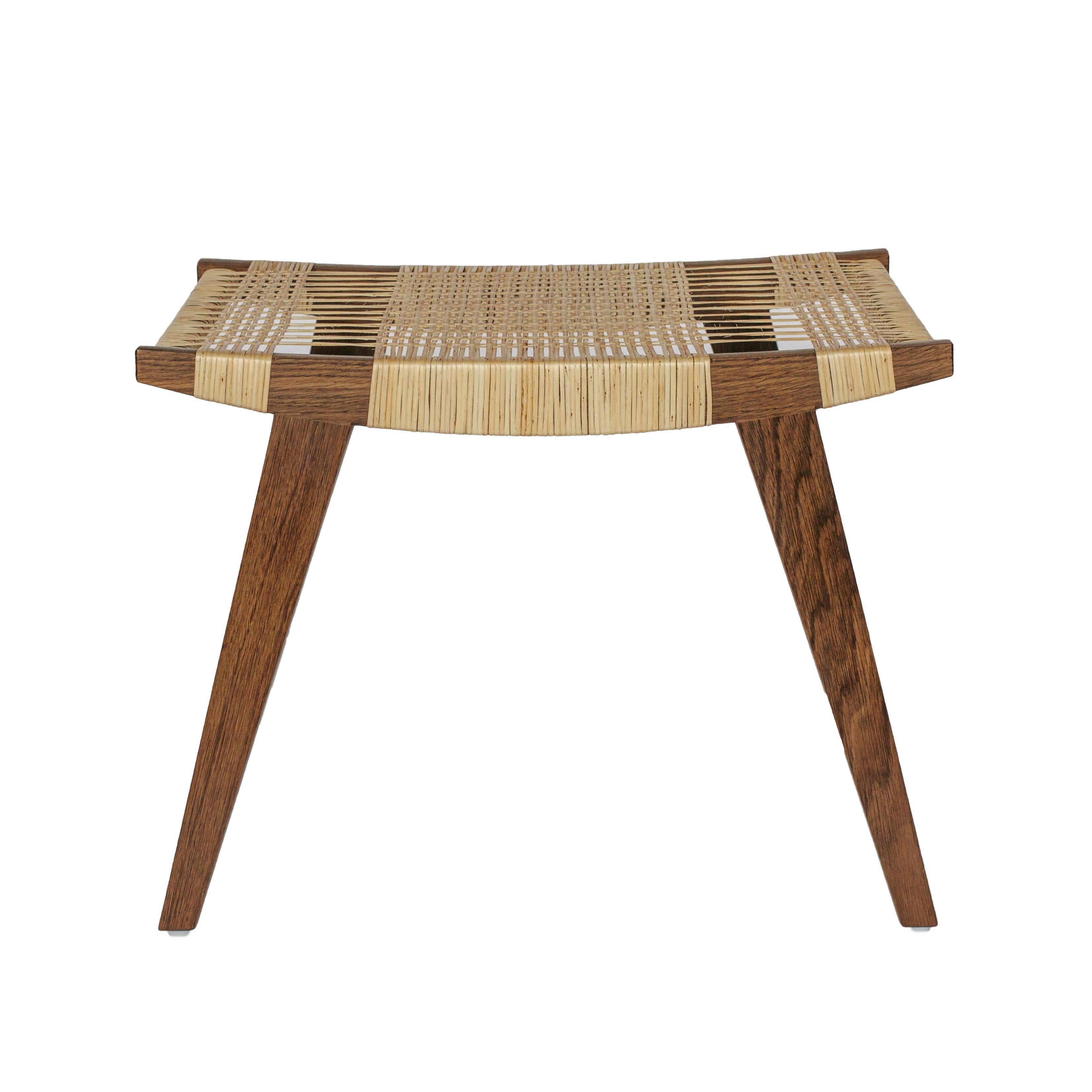 Taburete pi contemporáneo Estructura de roble fumé, acabado al aceite, asiento de madeja de sauce partida Escandinavo moderno en venta