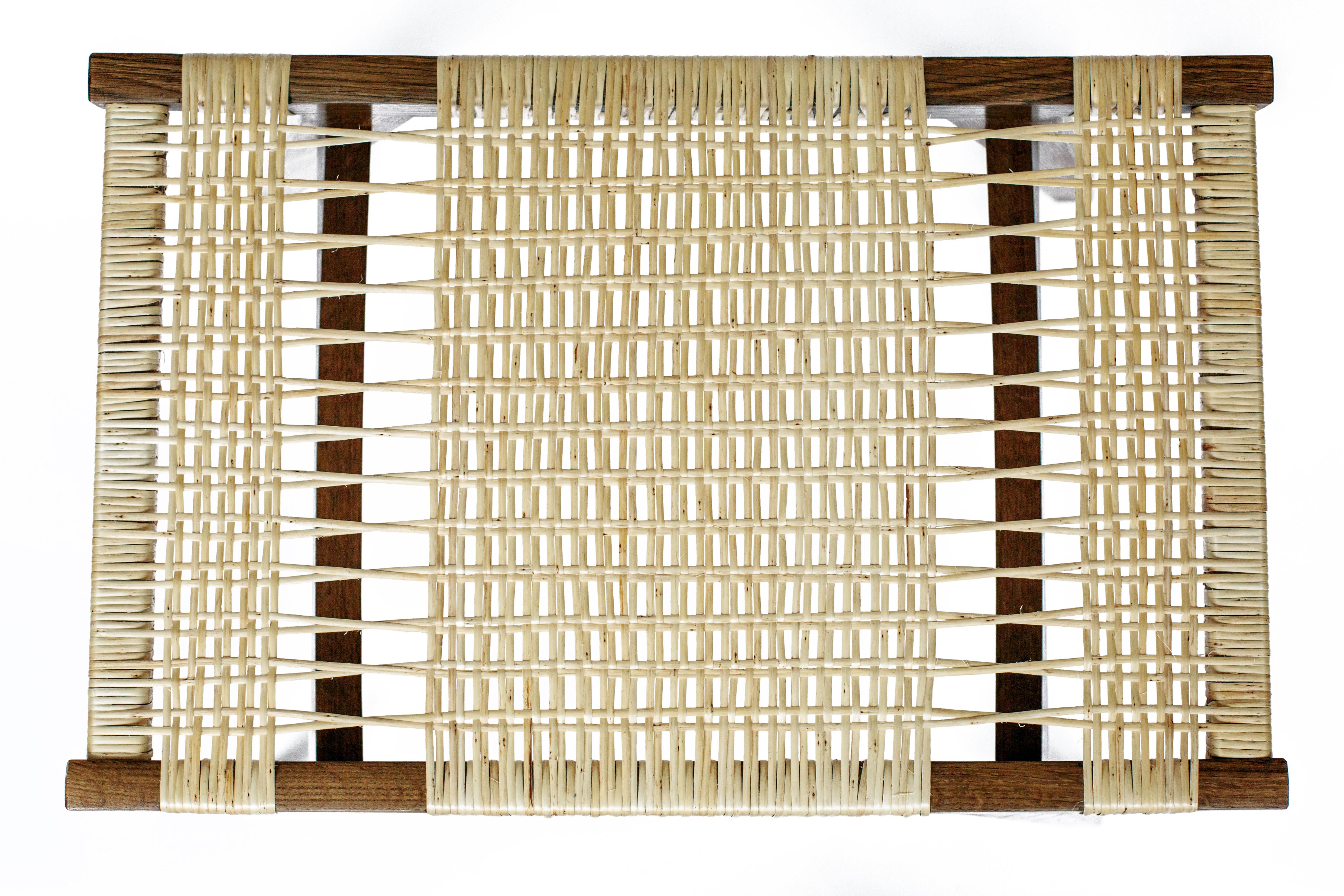 Taburete pi contemporáneo Estructura de roble fumé, acabado al aceite, asiento de madeja de sauce partida Carpintería en venta