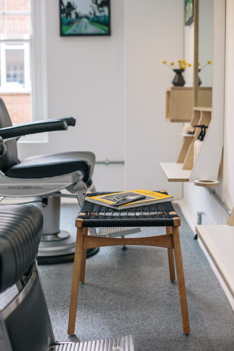 Menuiserie Tabouret contemporain en chêne naturel, cadre en chêne naturel, assise en cordon danois noir en vente