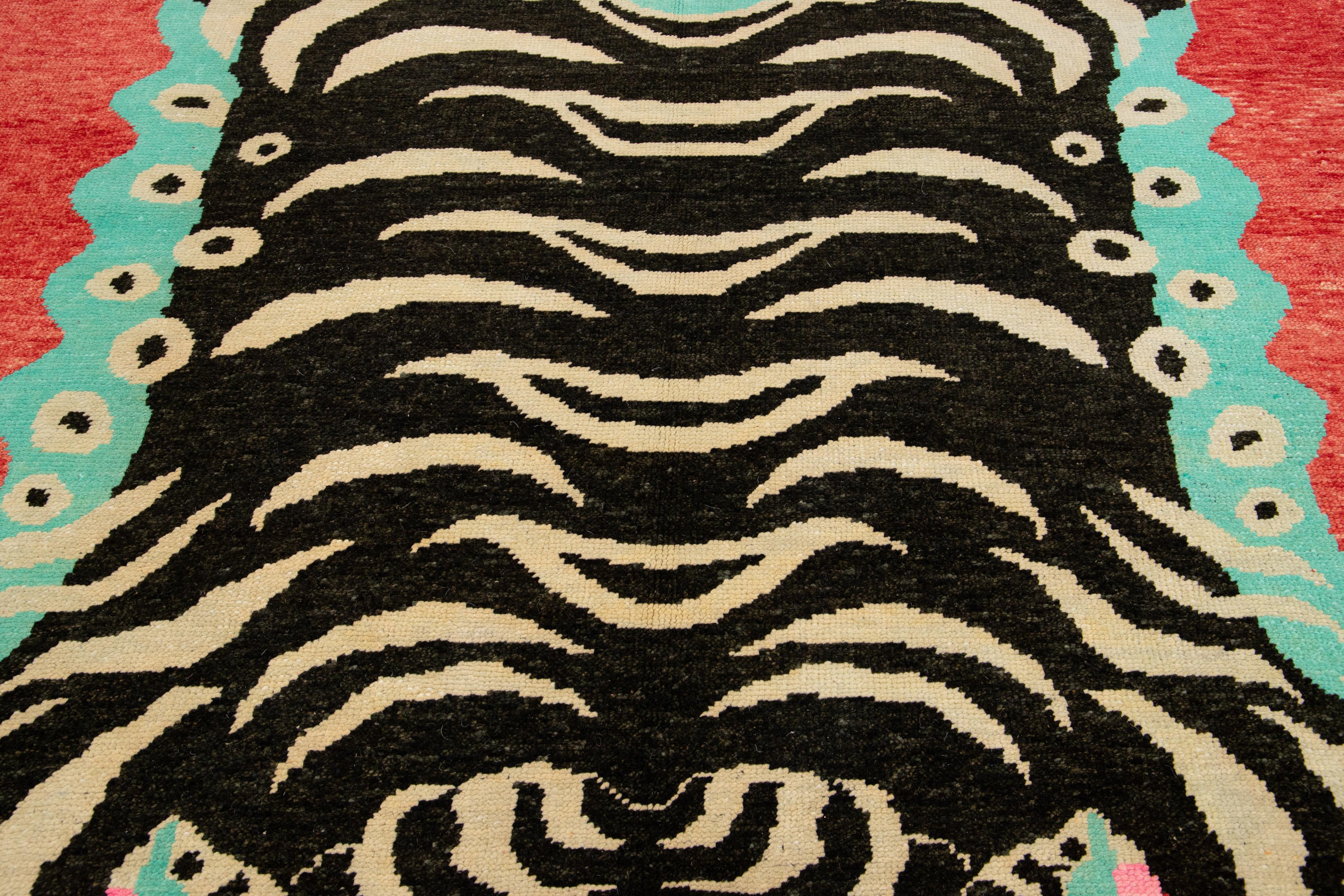 Tapis en laine fait main Contemporary Design/One, rouge en vente 1