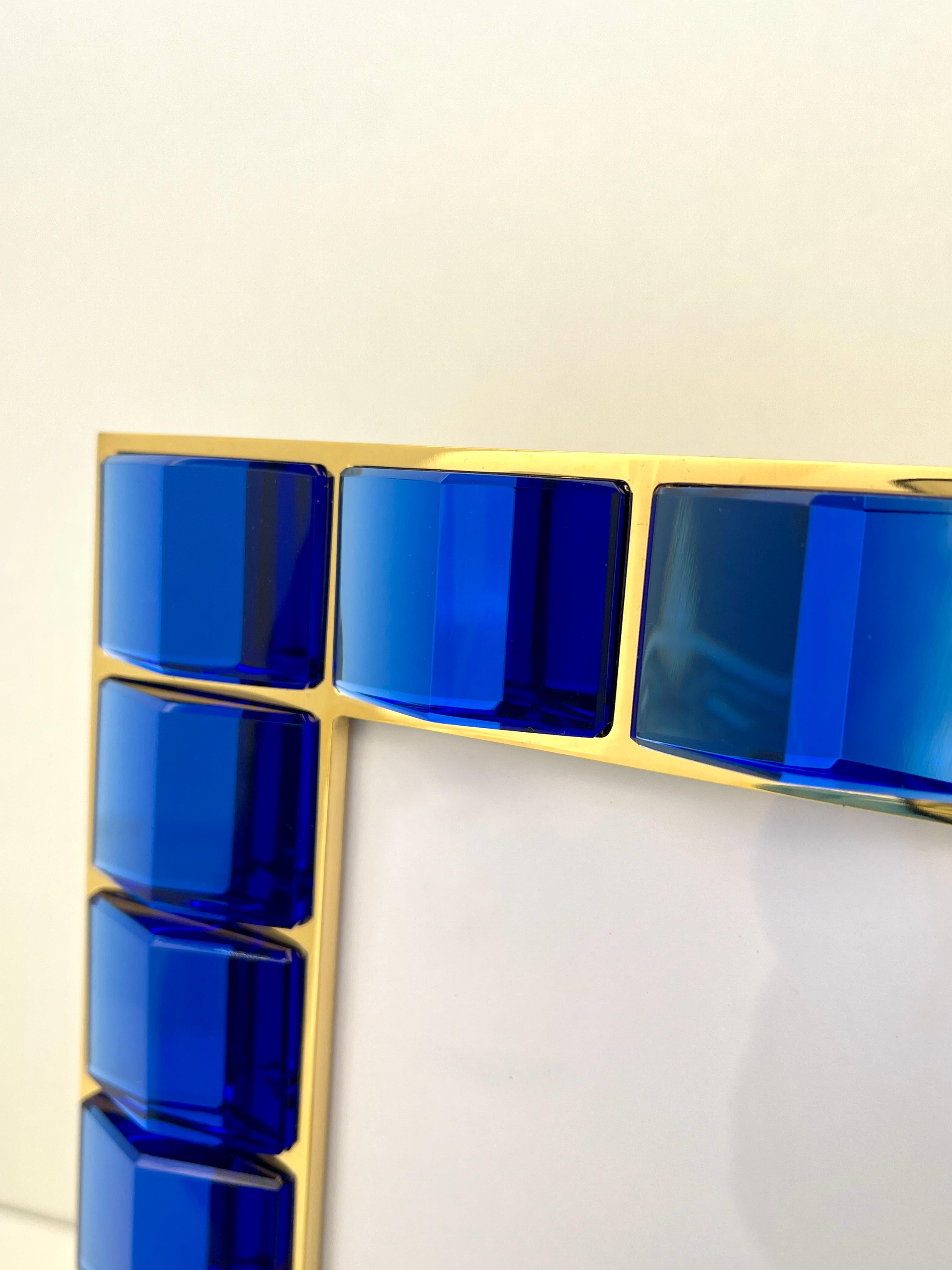 Moderne Cadre photo contemporain en laiton plaqué or 24kt et cristal bleu fait main en vente