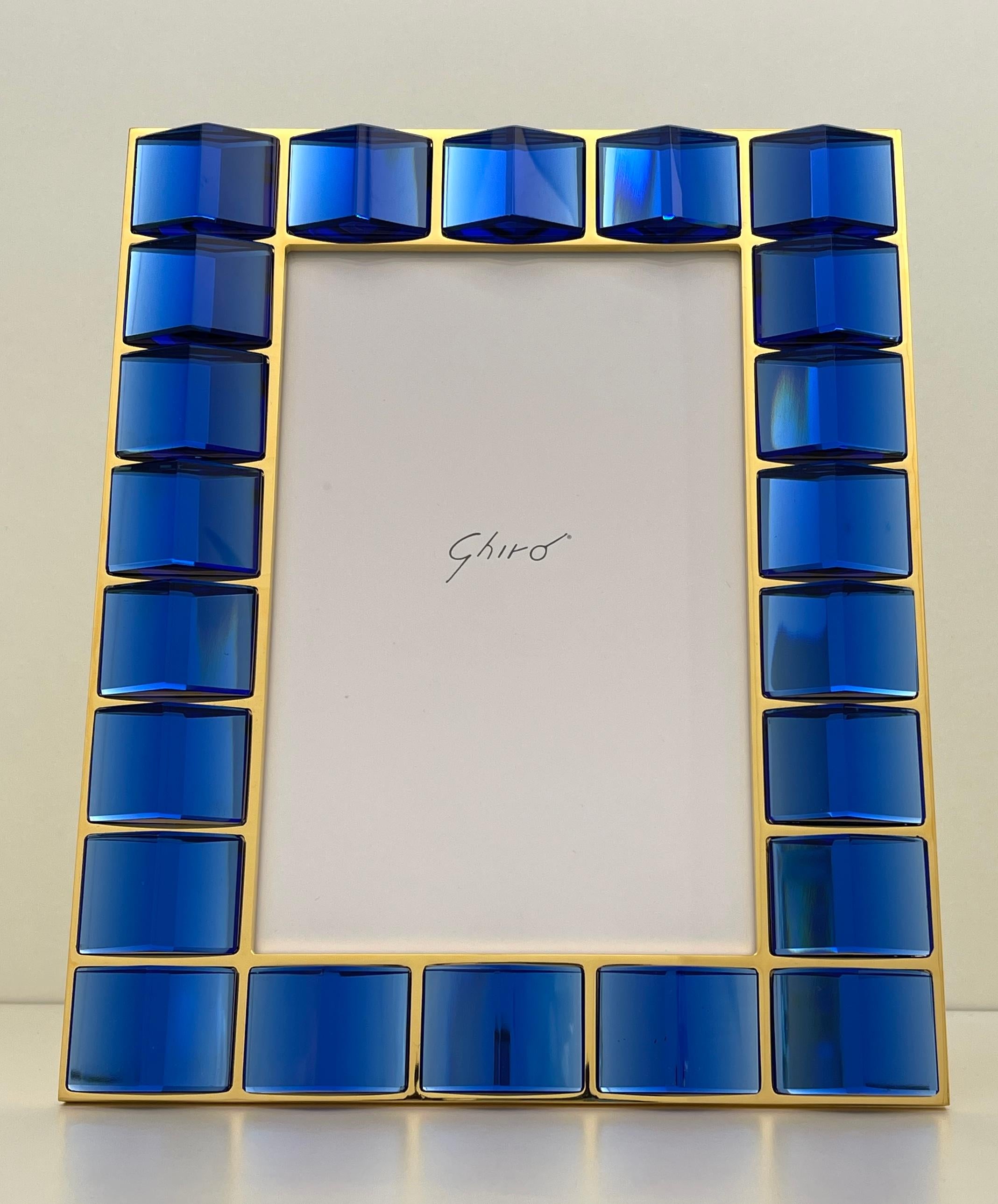 Cadre photo contemporain en laiton plaqué or 24kt et cristal bleu fait main en vente 3