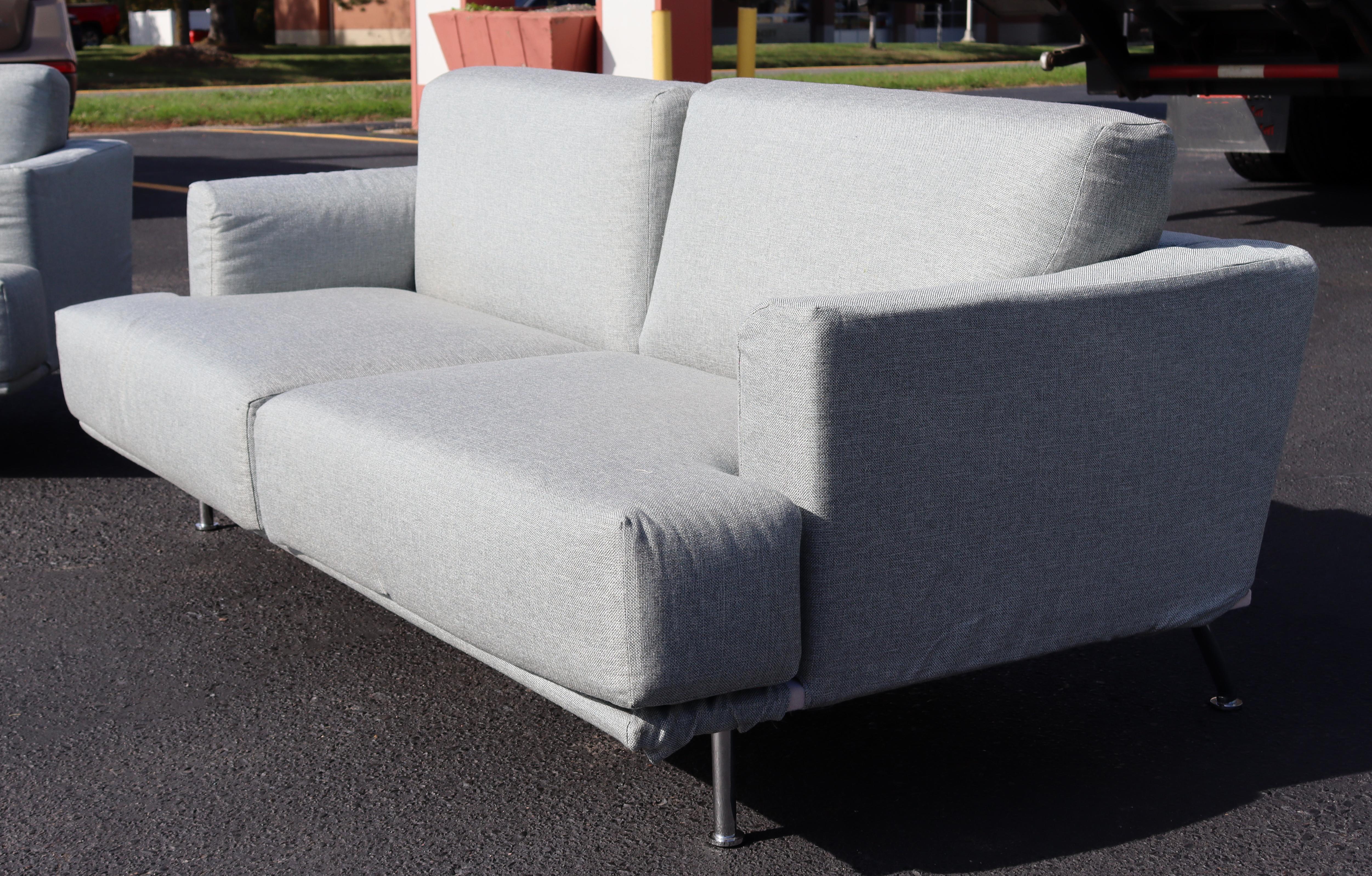 For your consideration is a gorgeous Nest sofa, with a dove gray upholstery on a tubular chrome base, made in the Italy, by Piero Lissoni for Cassina, circa the 1990s. In excellent condition. The dimensions are 77