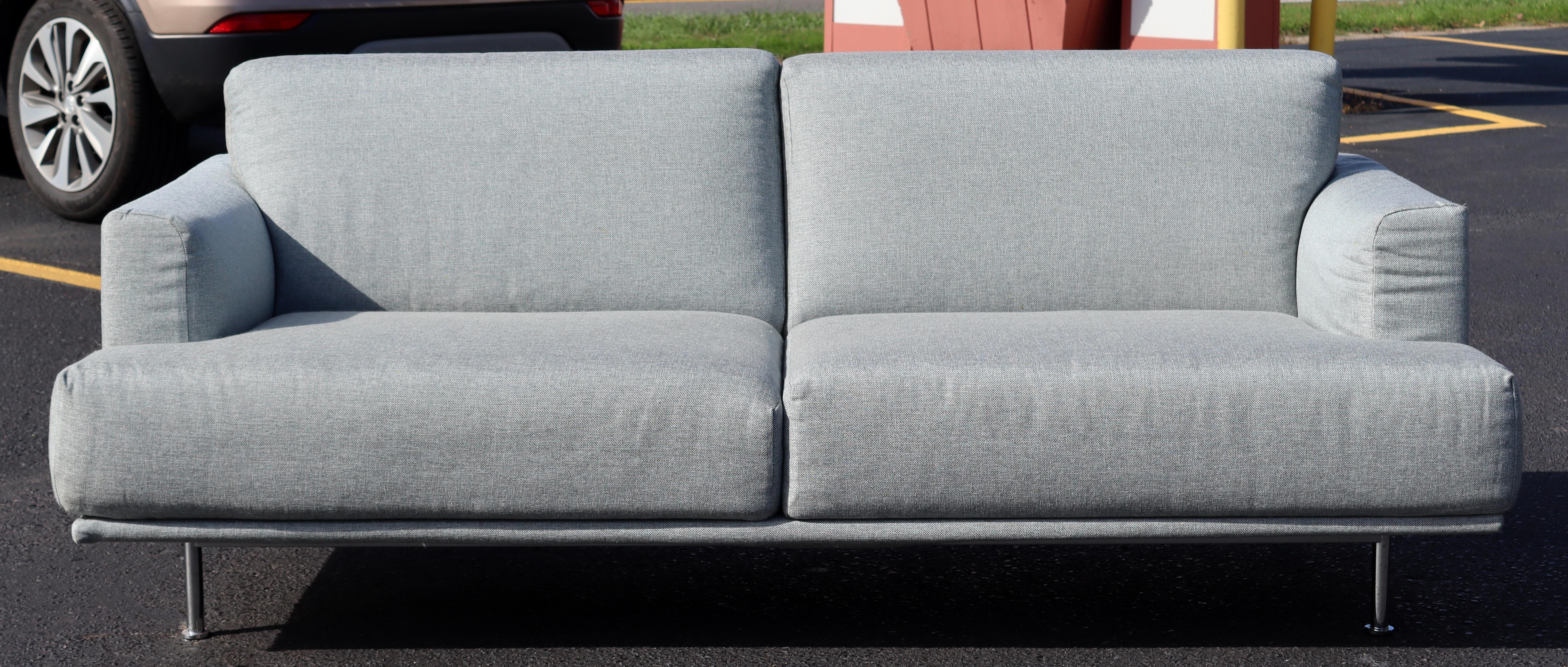 Contemporary Piero Lissoni Cassina Pair Nest Dove Gray Chrome Sofas Italy 1990s In Good Condition In Keego Harbor, MI