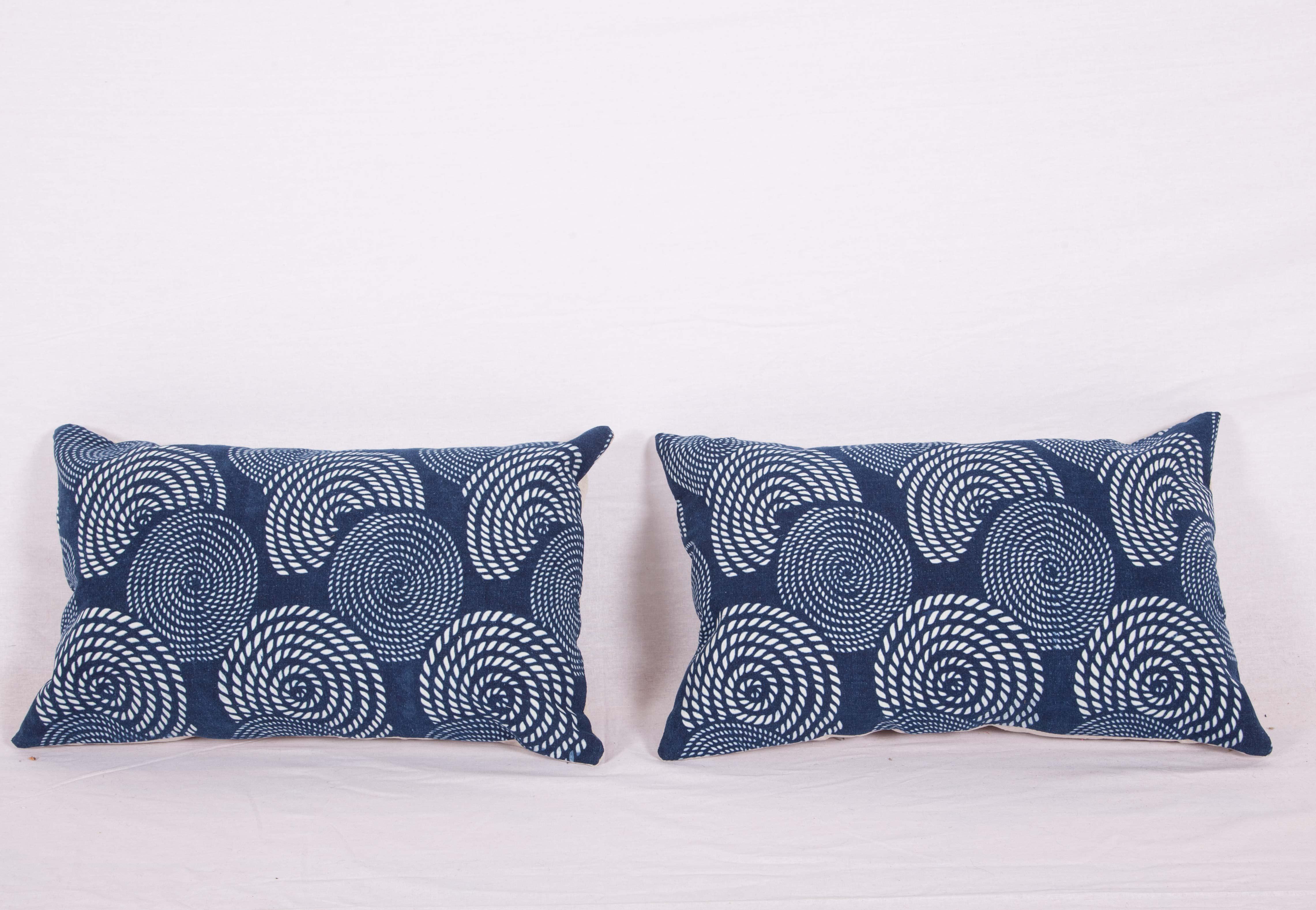 Les oreillers sont fabriqués à partir d'un textile indigo contemporain, le Miao. Ils ne sont pas livrés avec des inserts mais avec des sacs faits à la taille et en coton pour accueillir le remplissage. Le support est en lin. Veuillez noter que le