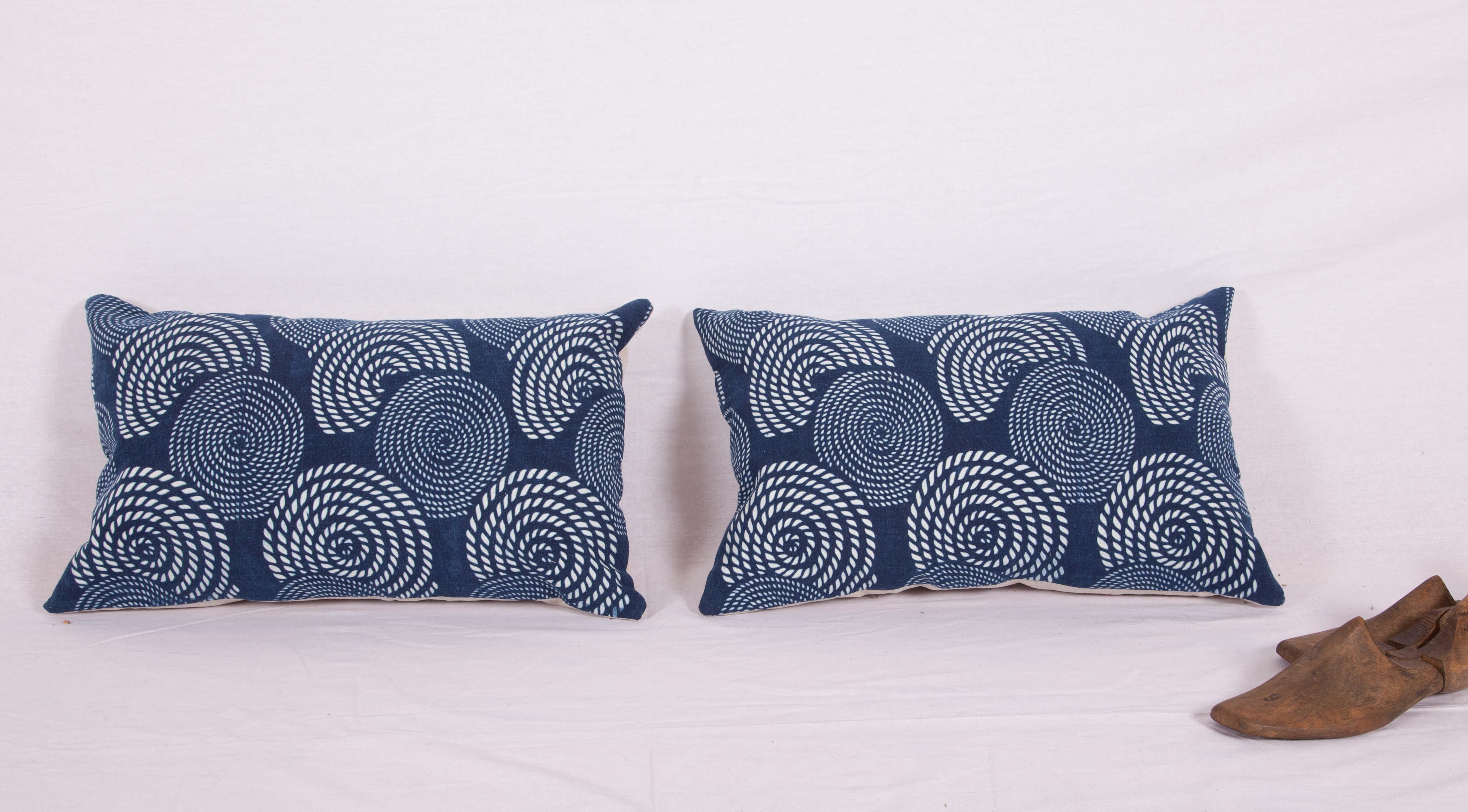Tribal Boîtes d'oreillers contemporaines fabriquées à partir d'un tissu Miao indigo teint au résiste en vente