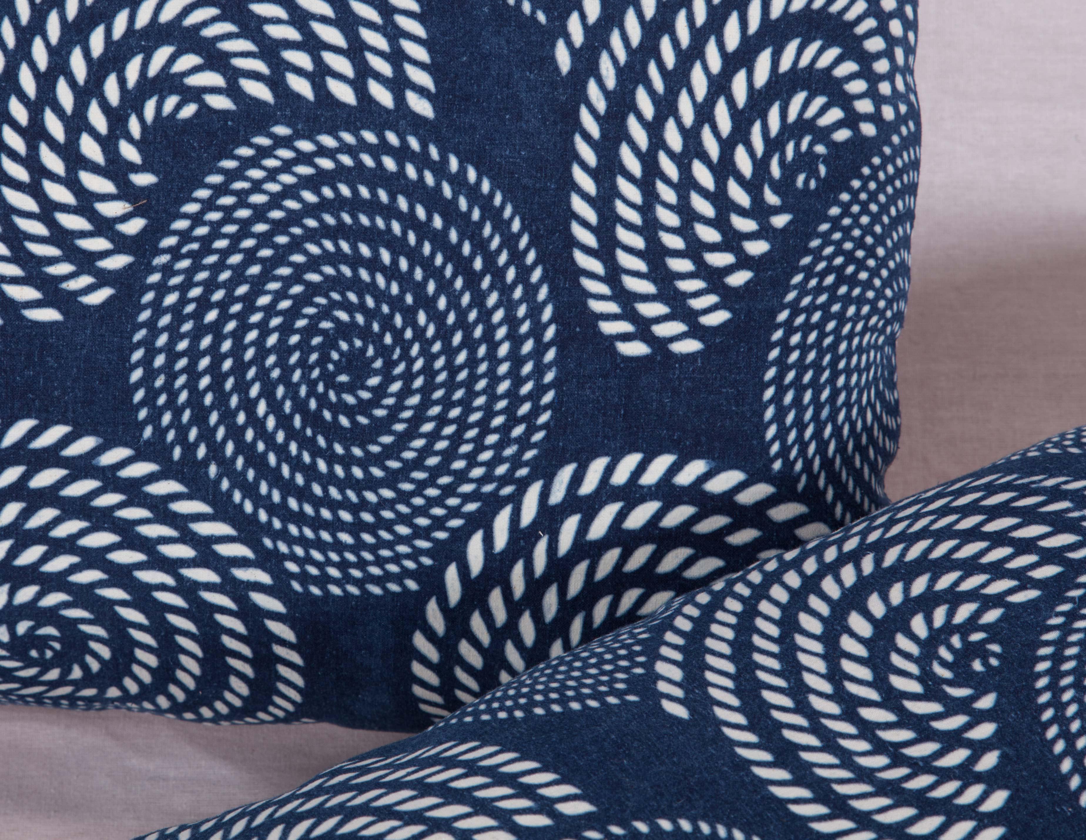 Chinois Boîtes d'oreillers contemporaines fabriquées à partir d'un tissu Miao indigo teint au résiste en vente