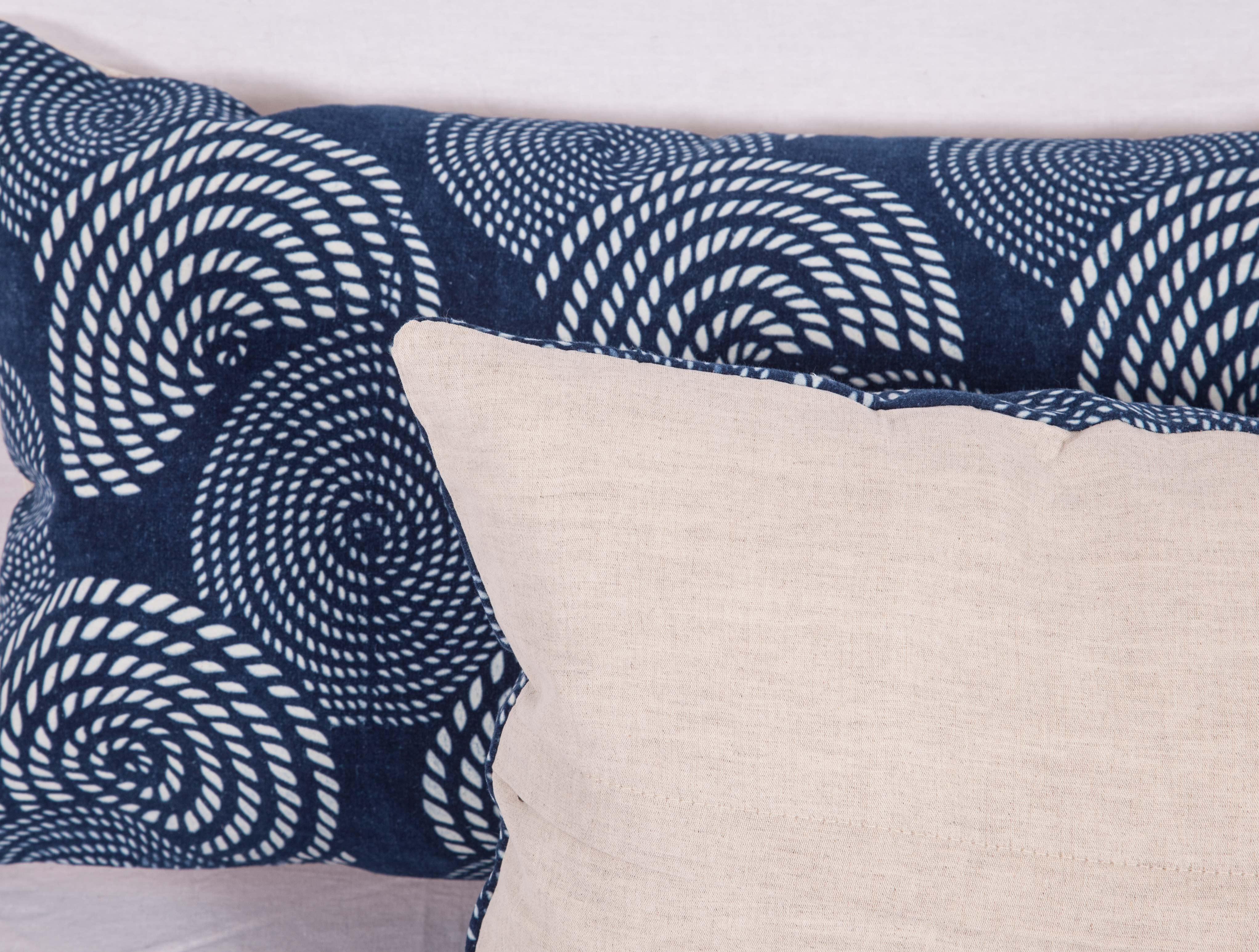 Batik Boîtes d'oreillers contemporaines fabriquées à partir d'un tissu Miao indigo teint au résiste en vente