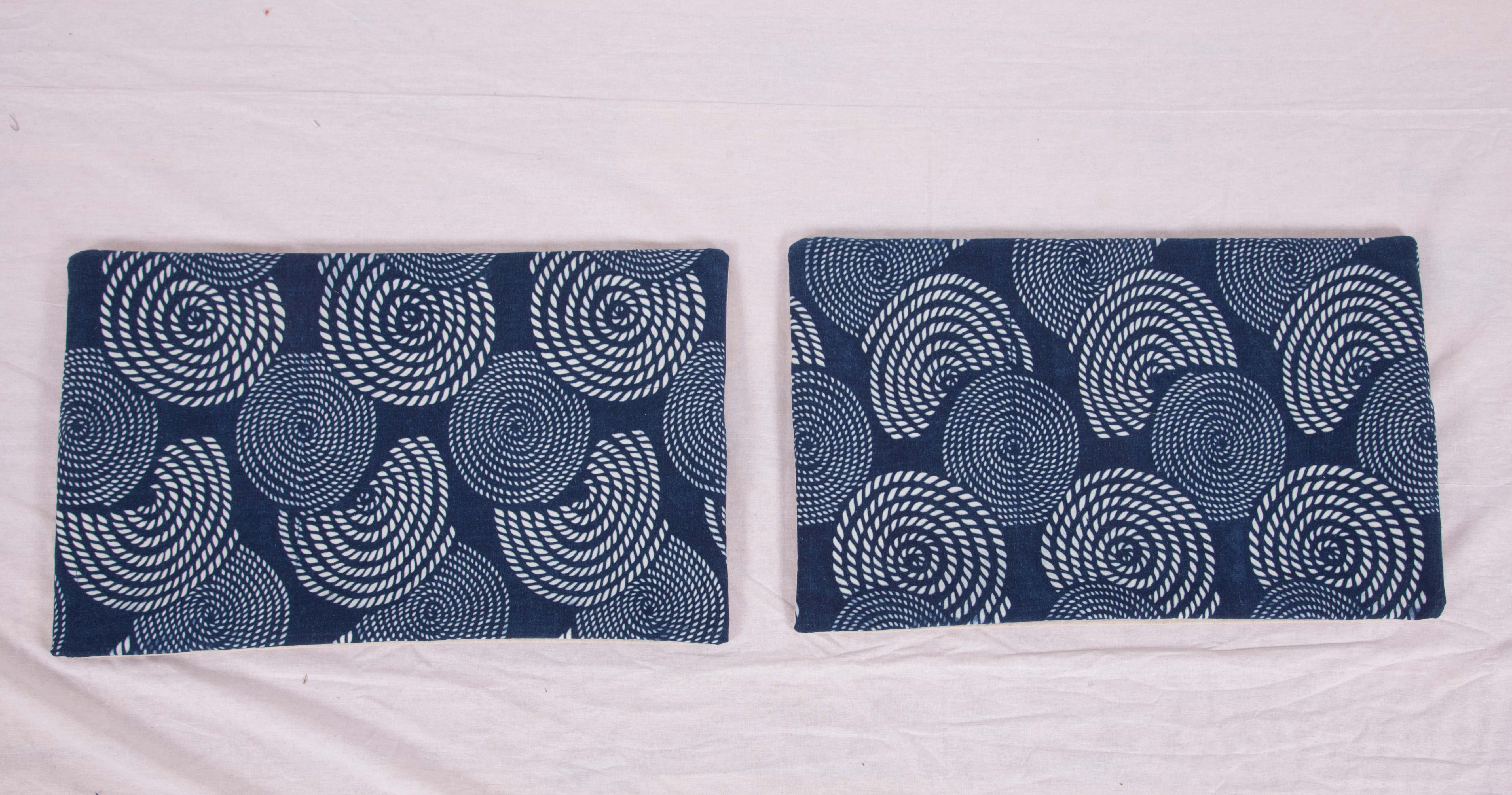 Boîtes d'oreillers contemporaines fabriquées à partir d'un tissu Miao indigo teint au résiste Bon état - En vente à Istanbul, TR