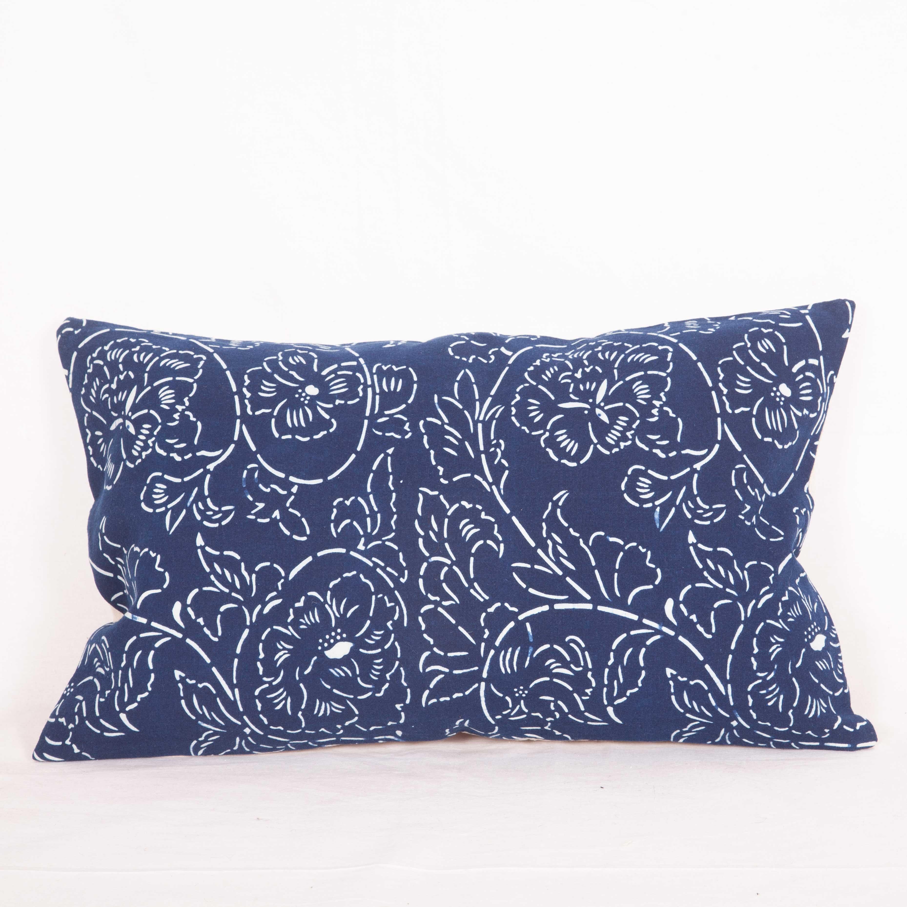 Contemporary Pillow Cases Made from a Resist Dyed Indigo Miao Fabric In Good Condition For Sale In Istanbul, TR