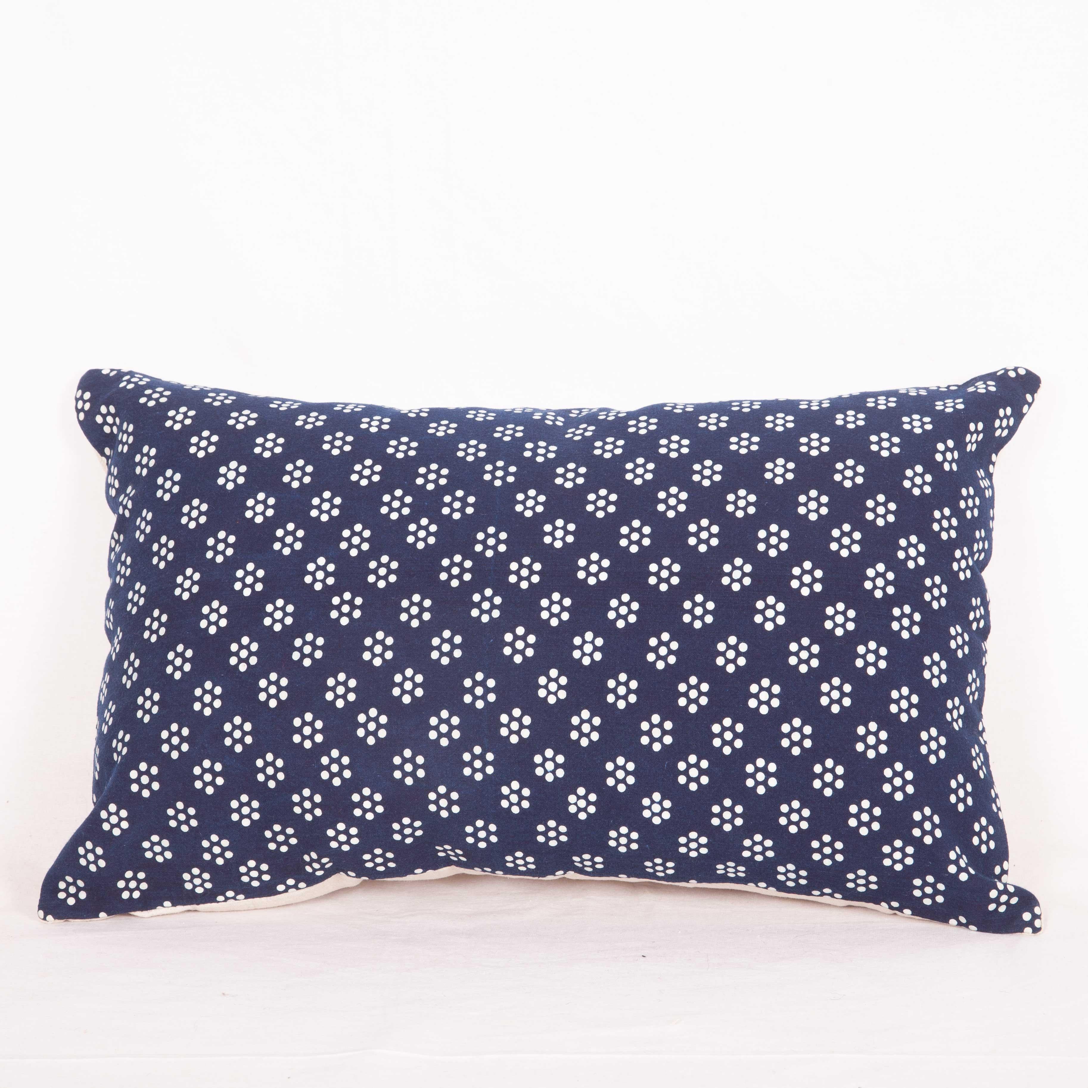 Coton Taies d'oreiller contemporaines fabriquées à partir d'un tissu Miao Indigo teint à la réserve en vente