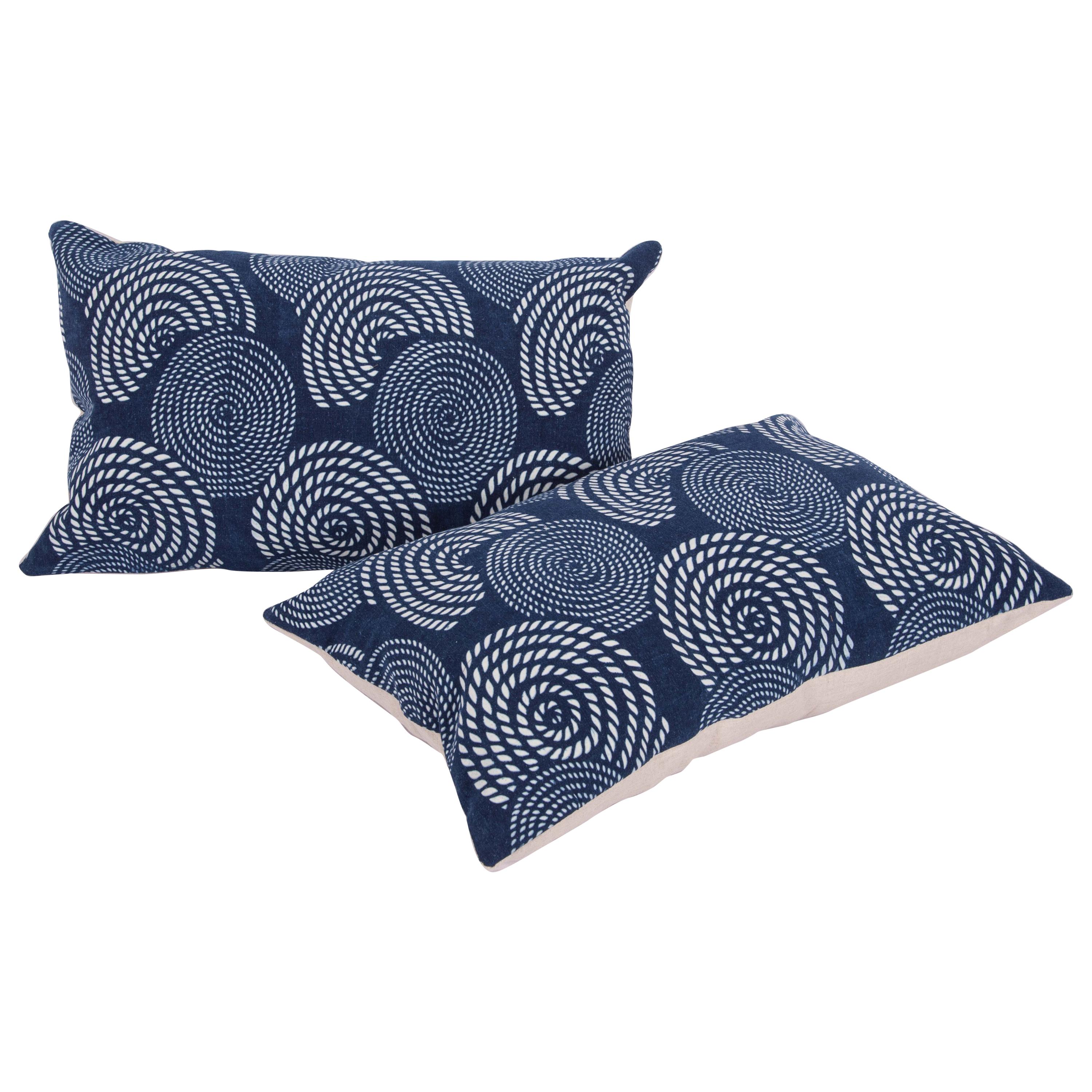 Boîtes d'oreillers contemporaines fabriquées à partir d'un tissu Miao indigo teint au résiste