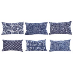 Taies d'oreiller contemporaines fabriquées à partir d'un tissu Miao Indigo teint à la réserve