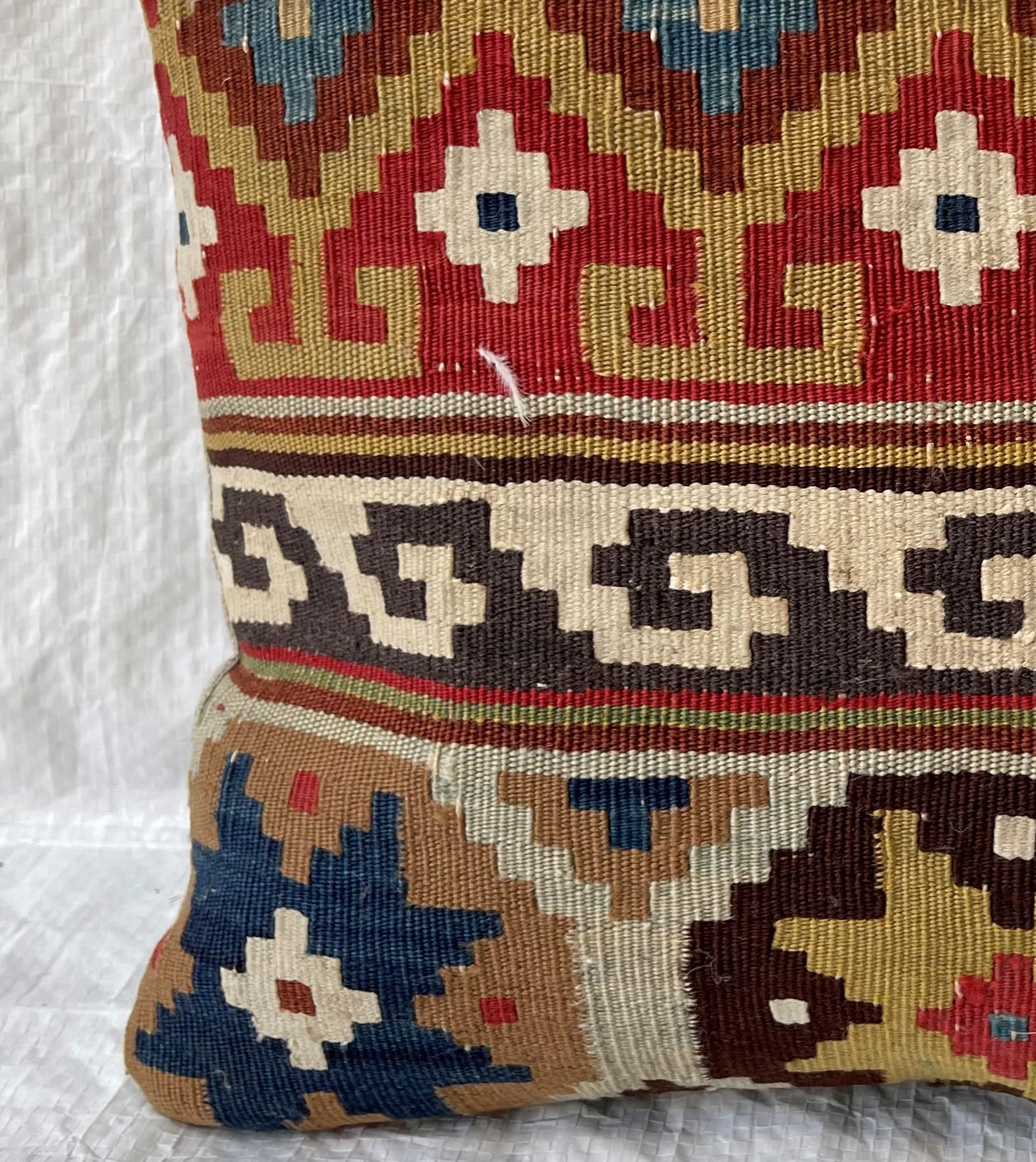 Tribal Oreiller contemporain fabriqué à partir de Ghashghai tribal du 19e siècle en vente