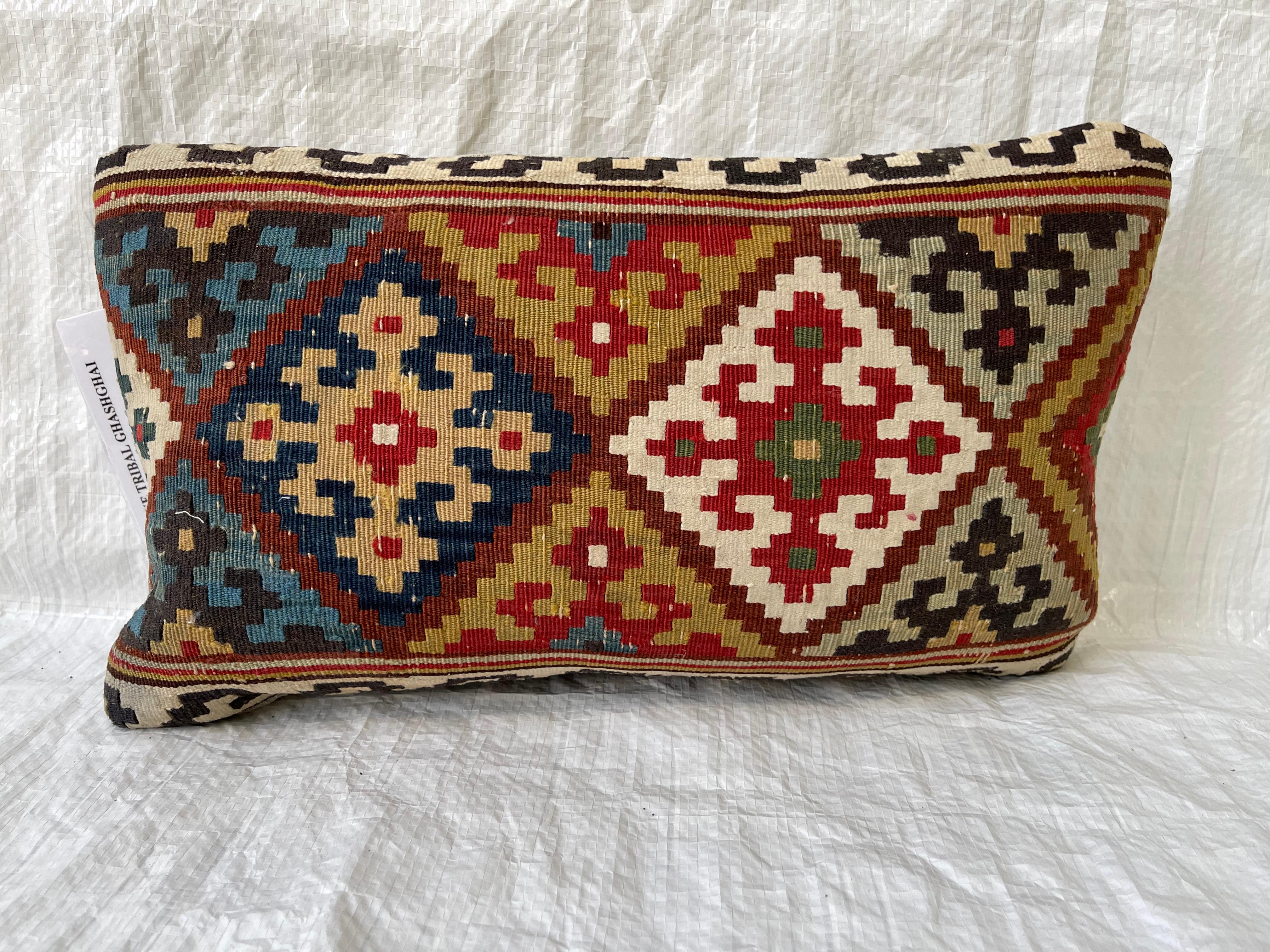Perse Oreiller contemporain fabriqué à partir de Ghashghai tribal du 19e siècle en vente