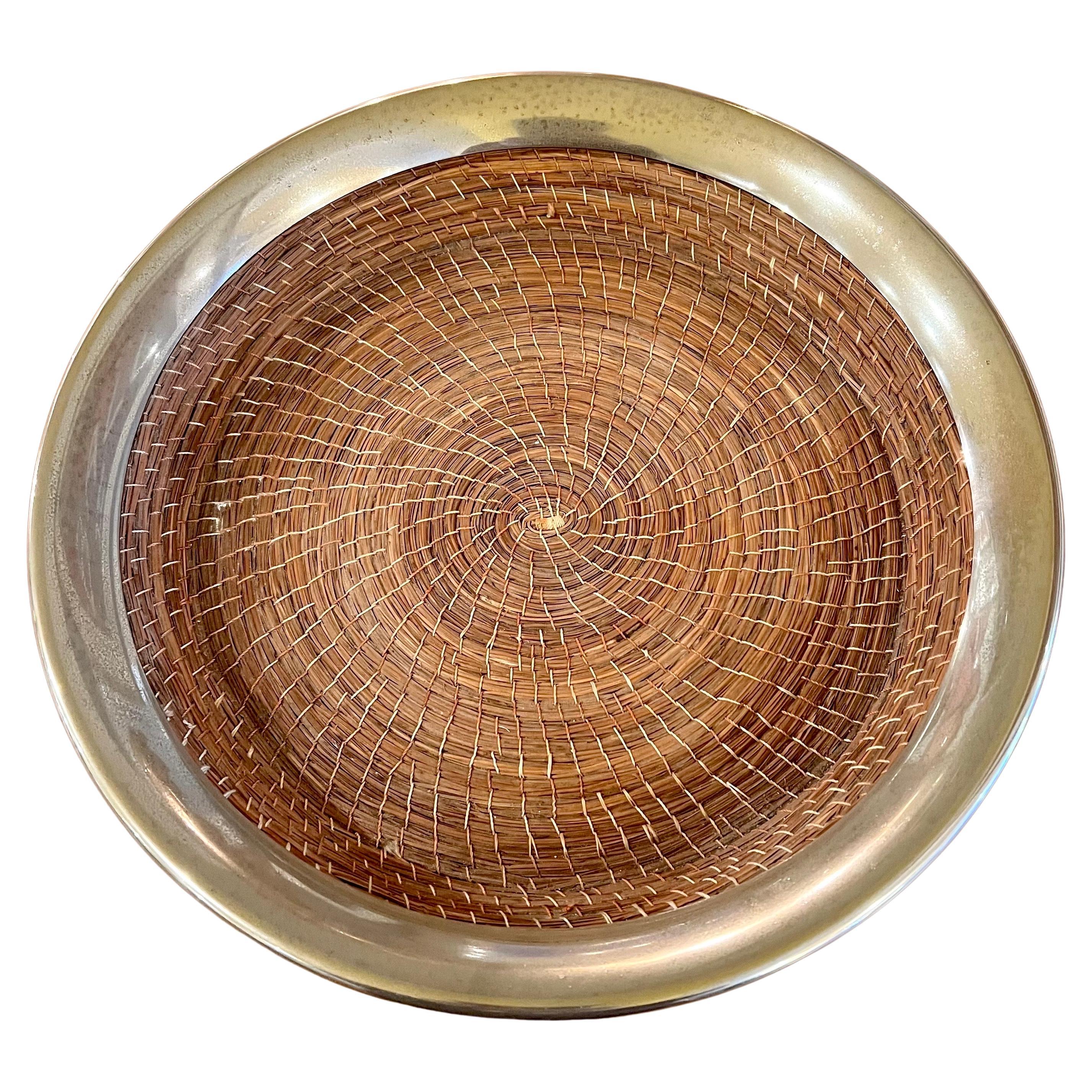 Contemporary Pine Needle Angled Dekorativer Korb mit versilbertem Rand (Postmoderne) im Angebot