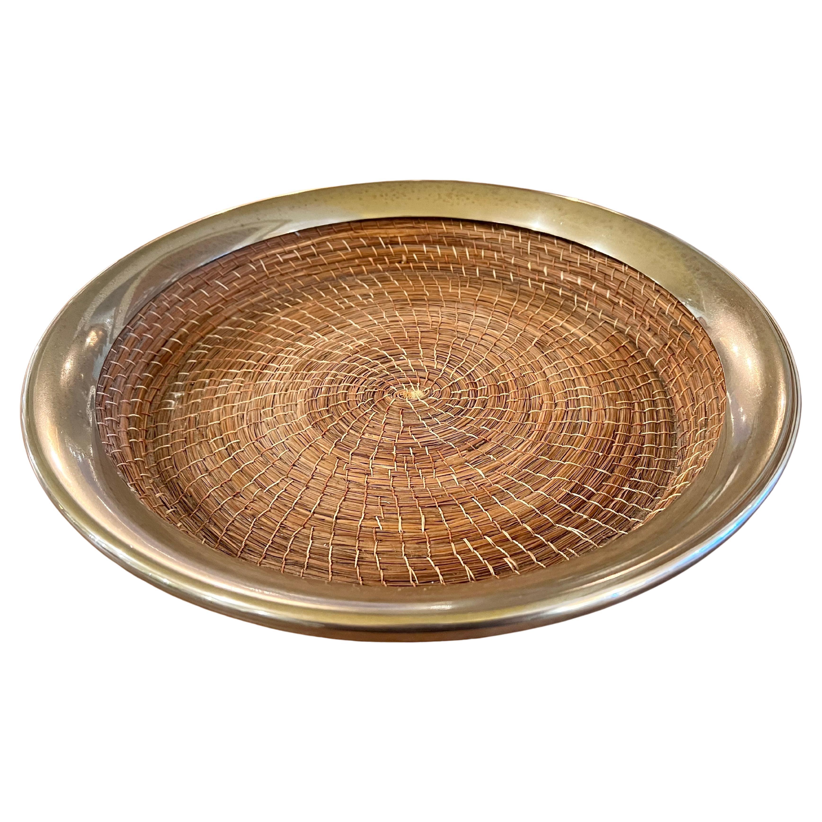 Contemporary Pine Needle Angled Dekorativer Korb mit versilbertem Rand (amerikanisch) im Angebot
