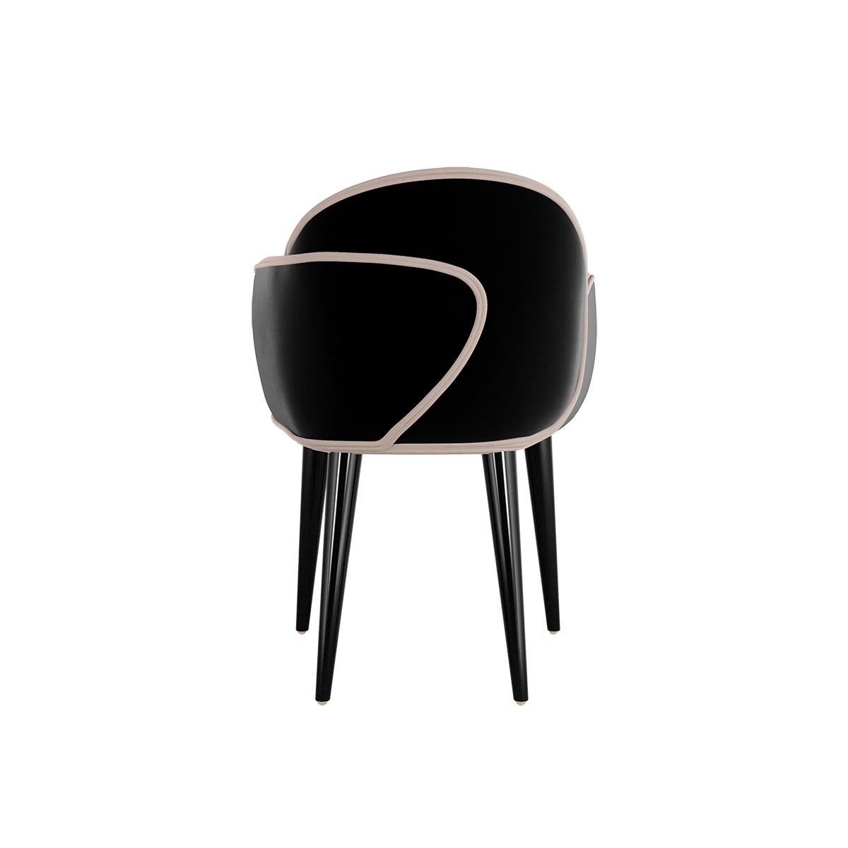 Scille Dining Chair ist ein luxuriöser Sessel mit einer asymmetrischen Sitzfläche, die aus sich überschneidenden, kurvigen Paneelen besteht. Ein origineller und komfortabler Esszimmerstuhl mit Samtbezug, ideal für ein modernes