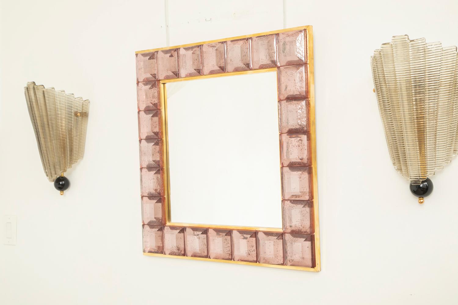 Mid-Century Modern Miroir contemporain en verre de Murano à diamants roses,  disponible dès maintenant. en vente